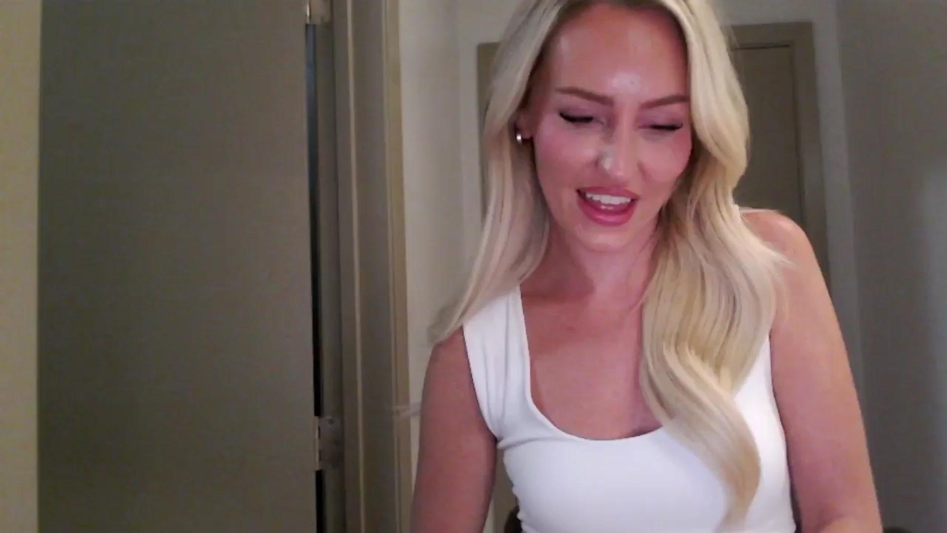 Gallery image thumbnail from Officialelsa's myfreecams stream on, 07/30/2024, 04:07 image 16 of 20