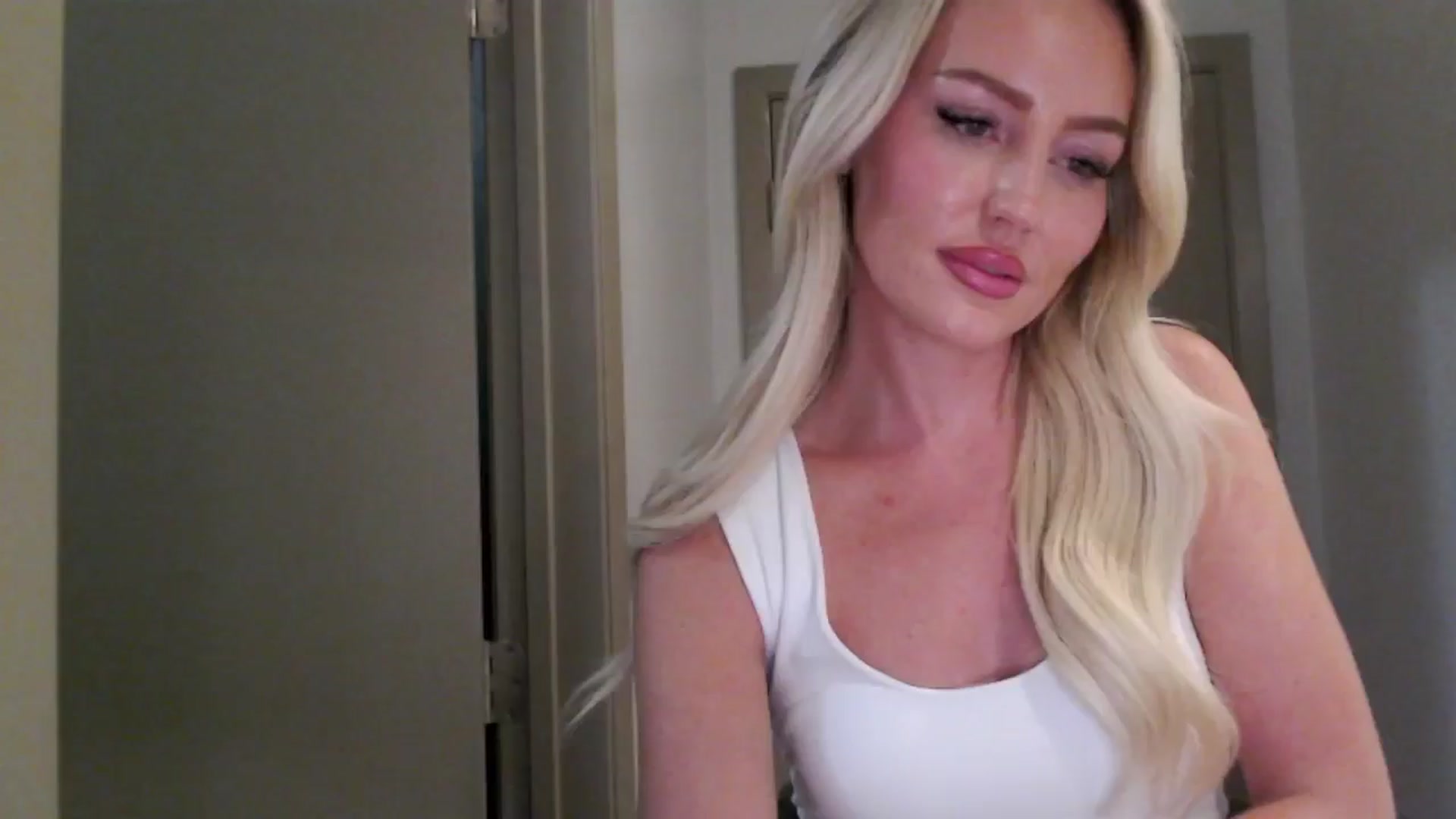 Gallery image thumbnail from Officialelsa's myfreecams stream on, 07/30/2024, 04:07 image 14 of 20