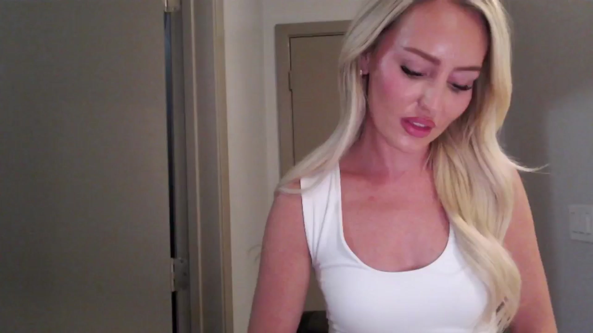 Gallery image thumbnail from Officialelsa's myfreecams stream on, 07/30/2024, 04:07 image 5 of 20