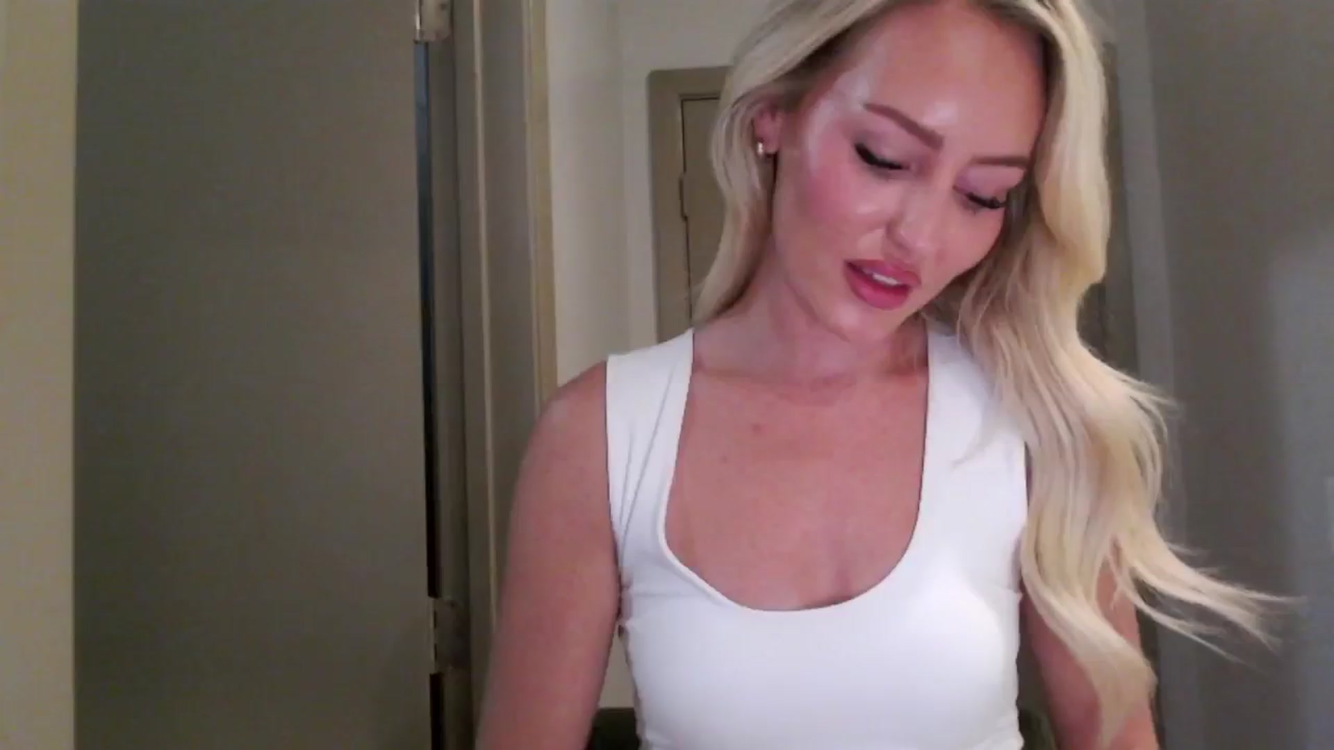 Gallery image thumbnail from Officialelsa's myfreecams stream on, 07/30/2024, 04:07 image 18 of 20