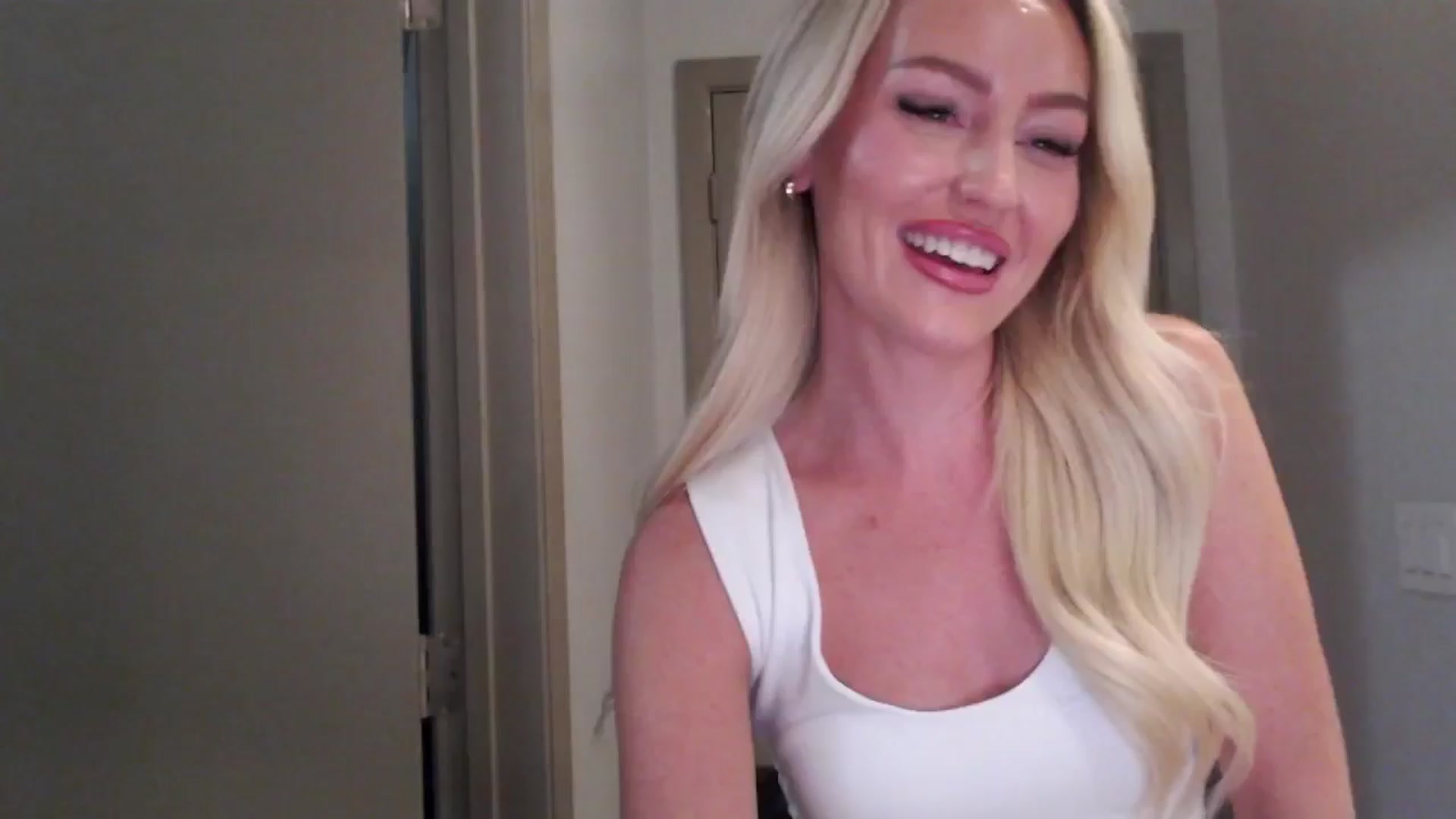 Gallery image thumbnail from Officialelsa's myfreecams stream on, 07/30/2024, 04:07 image 6 of 20