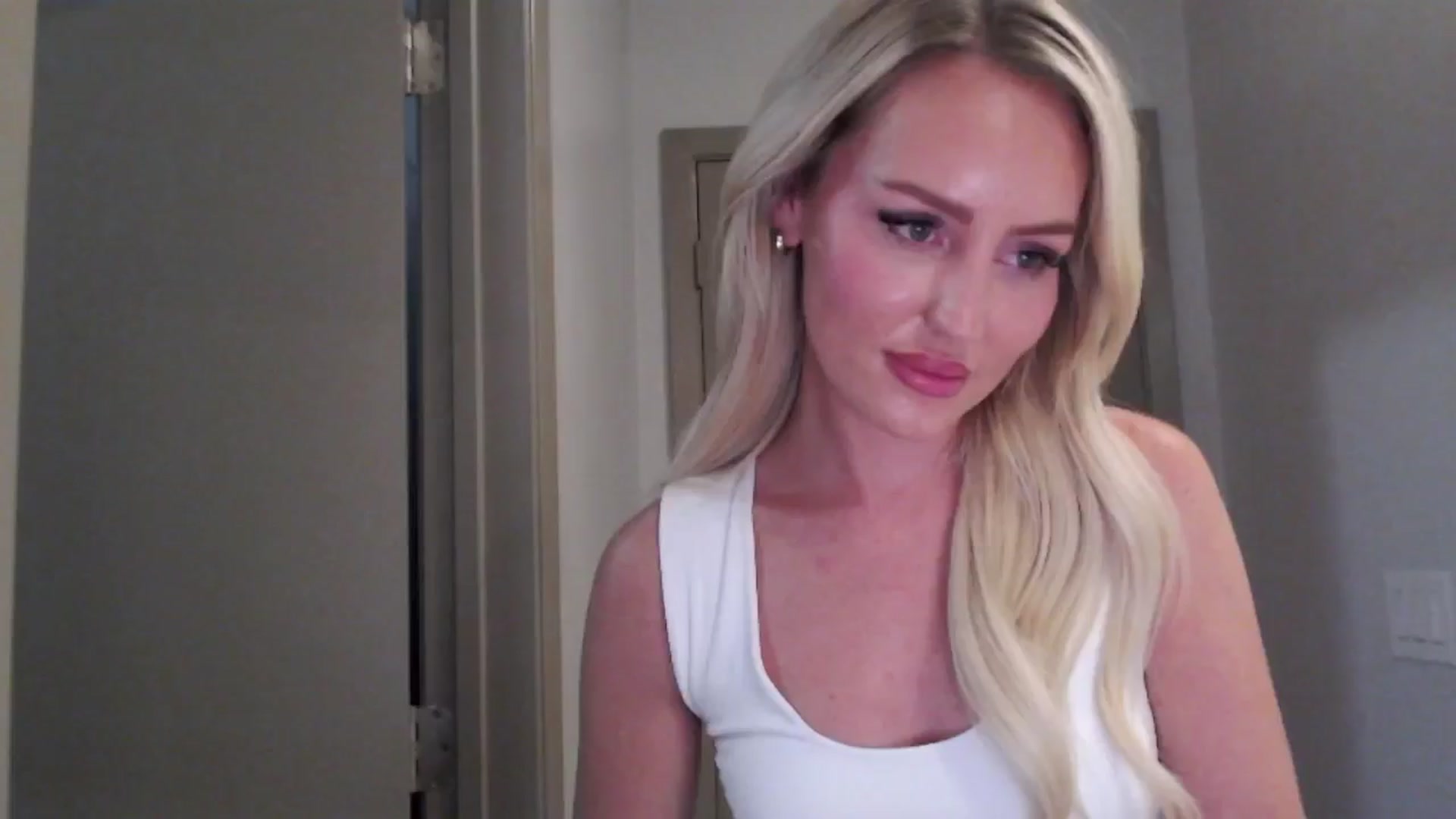 Gallery image thumbnail from Officialelsa's myfreecams stream on, 07/30/2024, 04:07 image 11 of 20