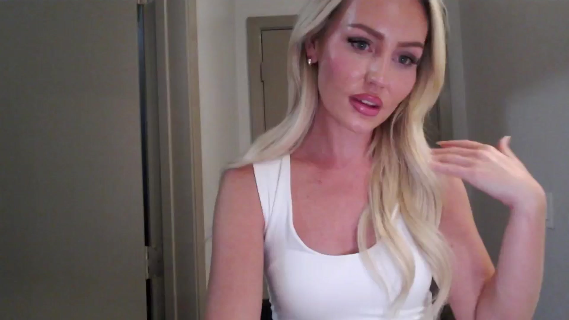 Gallery image thumbnail from Officialelsa's myfreecams stream on, 07/30/2024, 04:07 image 2 of 20