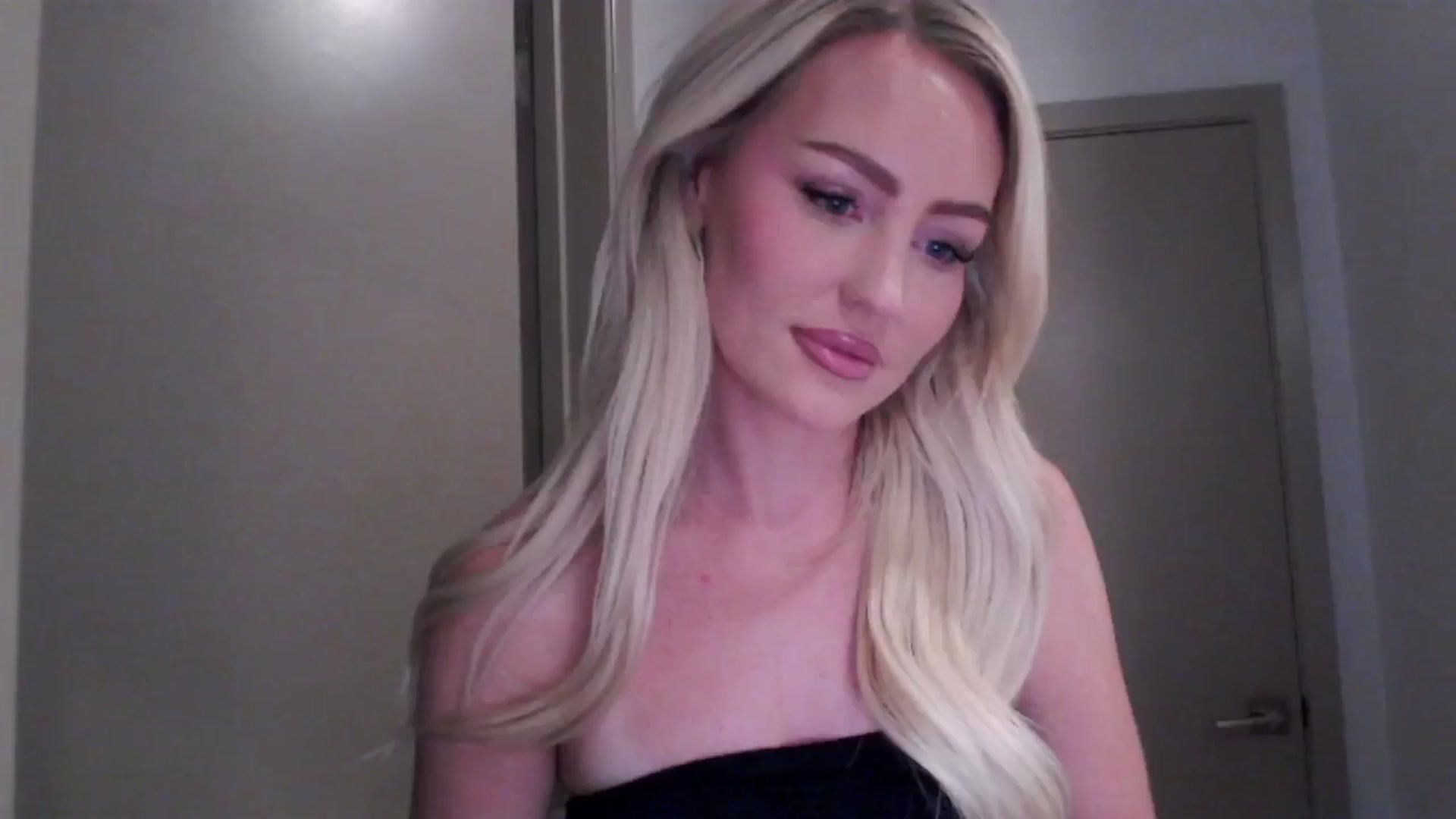 Gallery image thumbnail from Officialelsa's myfreecams stream on, 07/30/2024, 20:22 image 7 of 20
