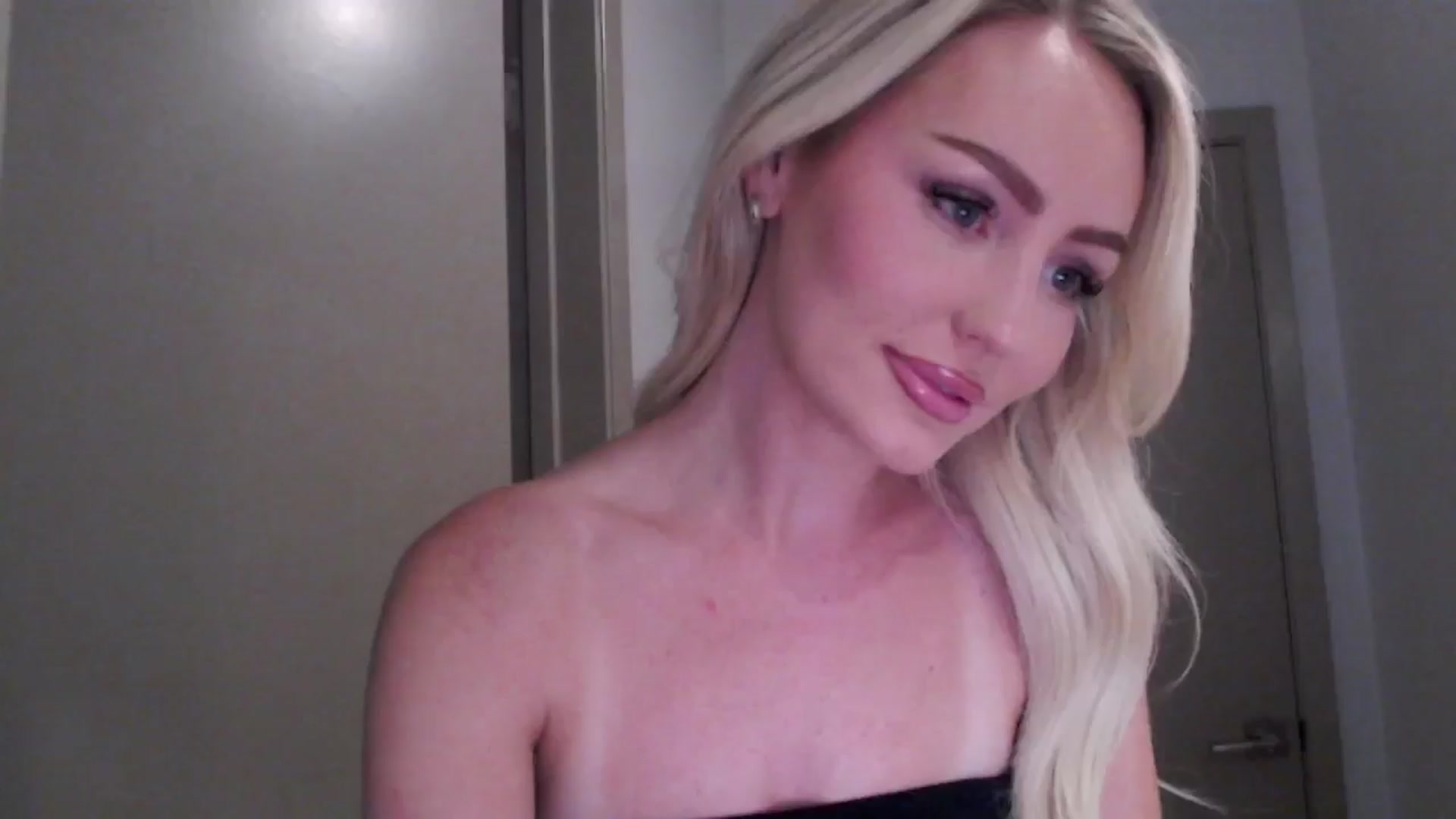 Gallery image thumbnail from Officialelsa's myfreecams stream on, 07/30/2024, 20:22 image 1 of 20