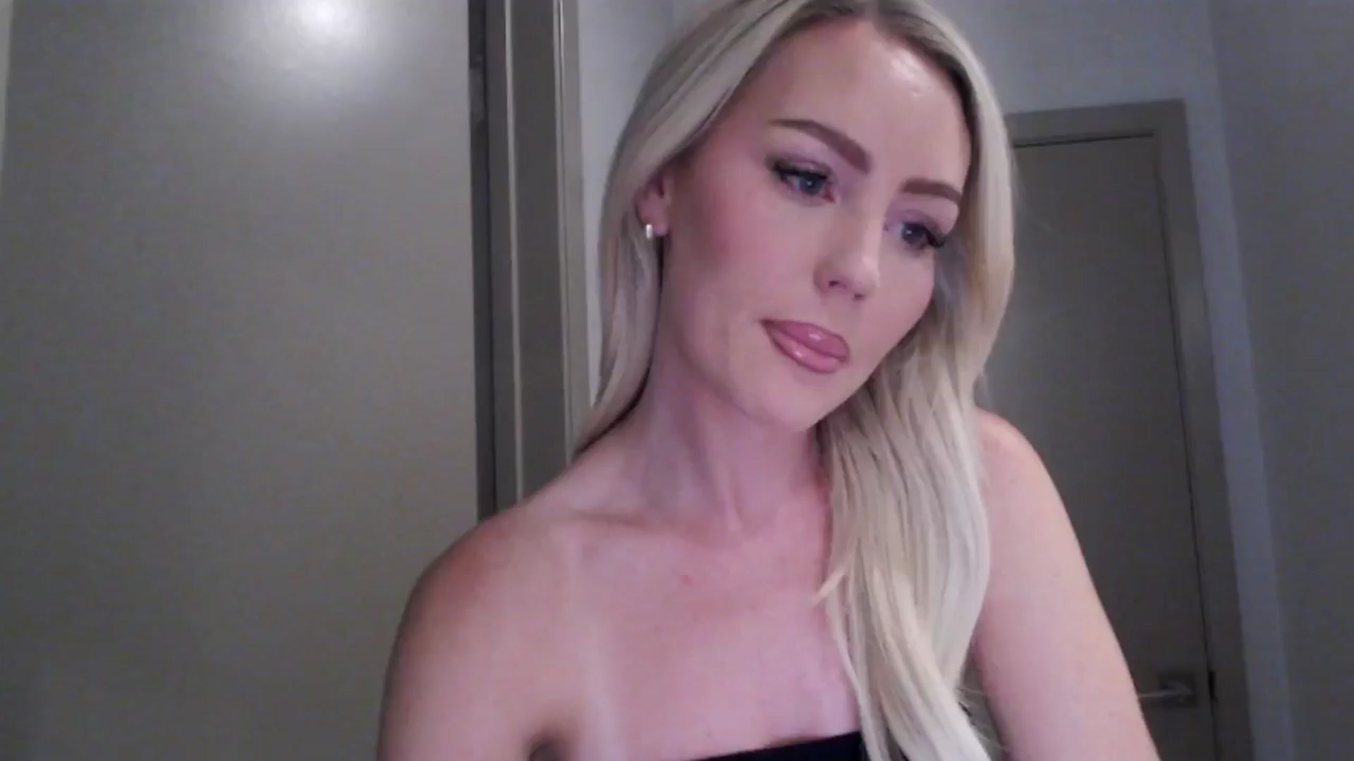 Gallery image thumbnail from Officialelsa's myfreecams stream on, 07/30/2024, 20:22 image 4 of 20