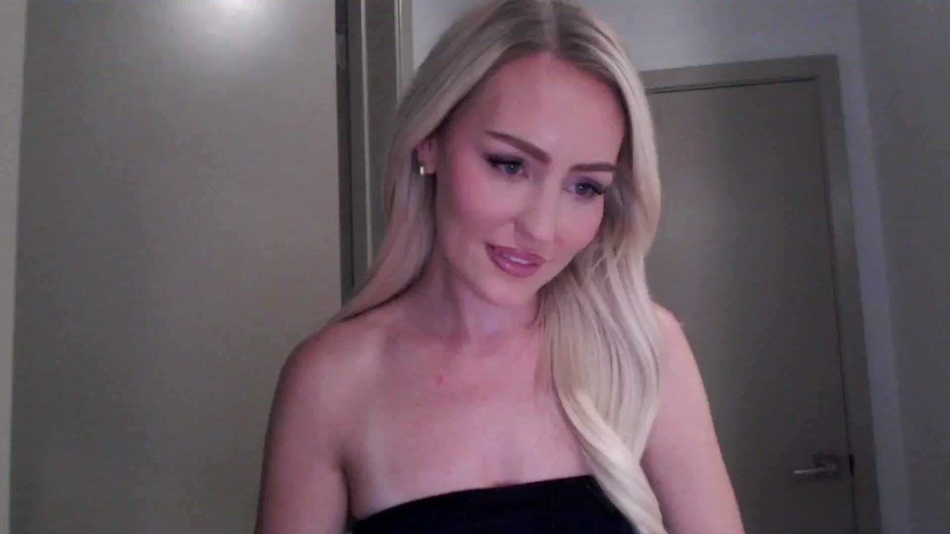 Gallery image thumbnail from Officialelsa's myfreecams stream on, 07/30/2024, 20:22 image 13 of 20