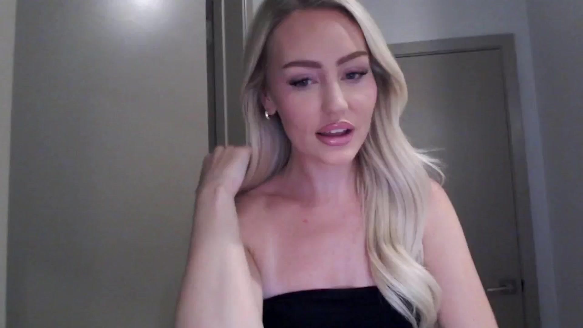 Gallery image thumbnail from Officialelsa's myfreecams stream on, 07/30/2024, 20:22 image 18 of 20
