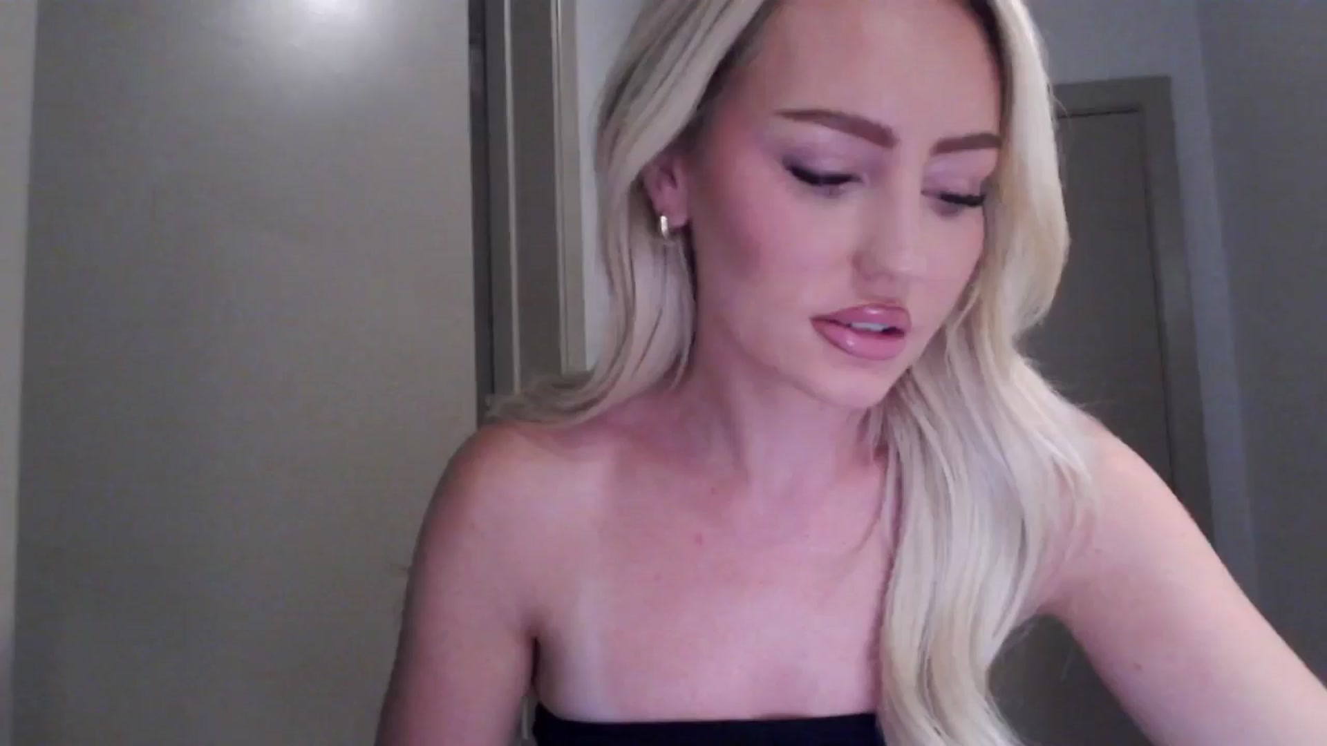 Gallery image thumbnail from Officialelsa's myfreecams stream on, 07/30/2024, 20:22 image 11 of 20