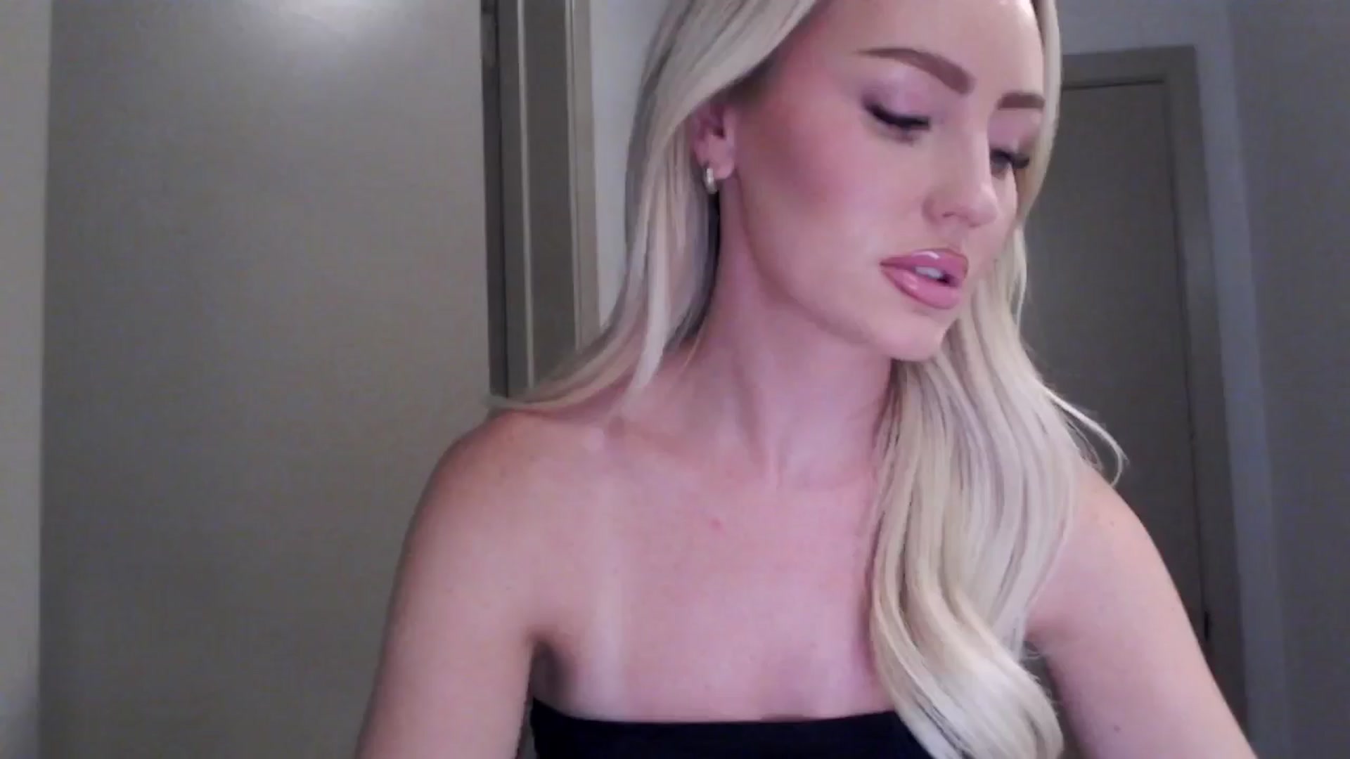 Gallery image thumbnail from Officialelsa's myfreecams stream on, 07/30/2024, 20:22 image 19 of 20