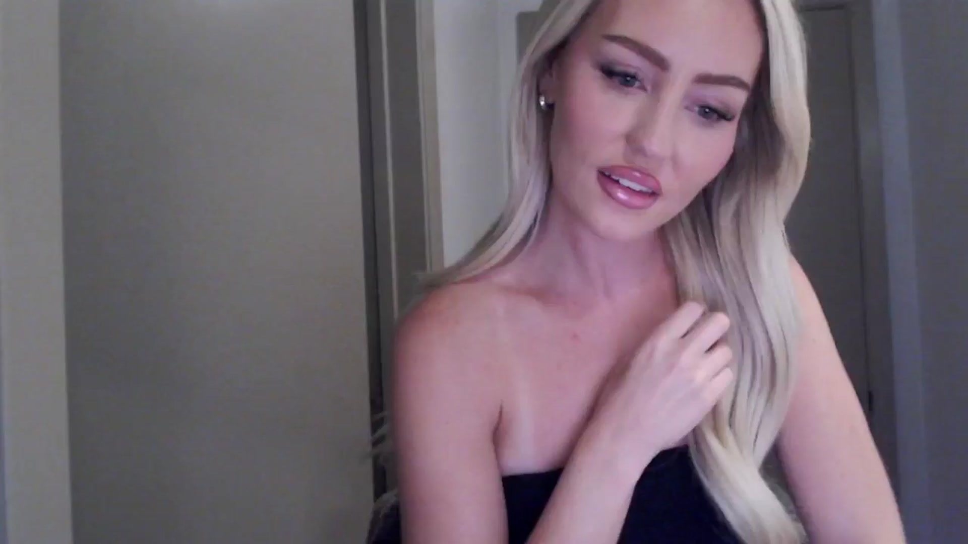 Gallery image thumbnail from Officialelsa's myfreecams stream on, 07/30/2024, 21:22 image 7 of 20