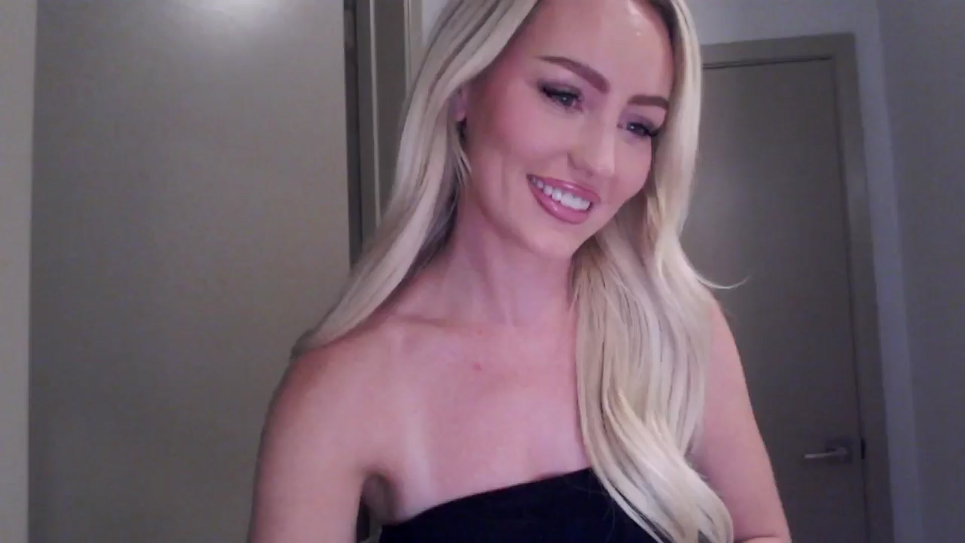 Gallery image thumbnail from Officialelsa's myfreecams stream on, 07/30/2024, 21:22 image 1 of 20