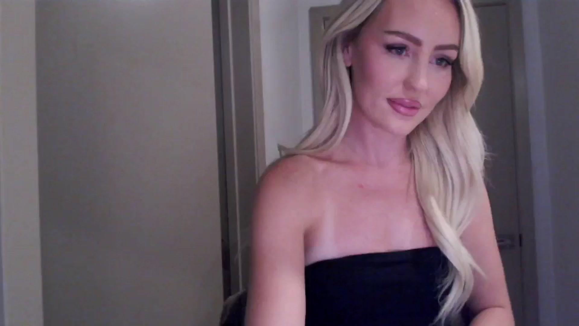 Gallery image thumbnail from Officialelsa's myfreecams stream on, 07/30/2024, 21:22 image 6 of 20