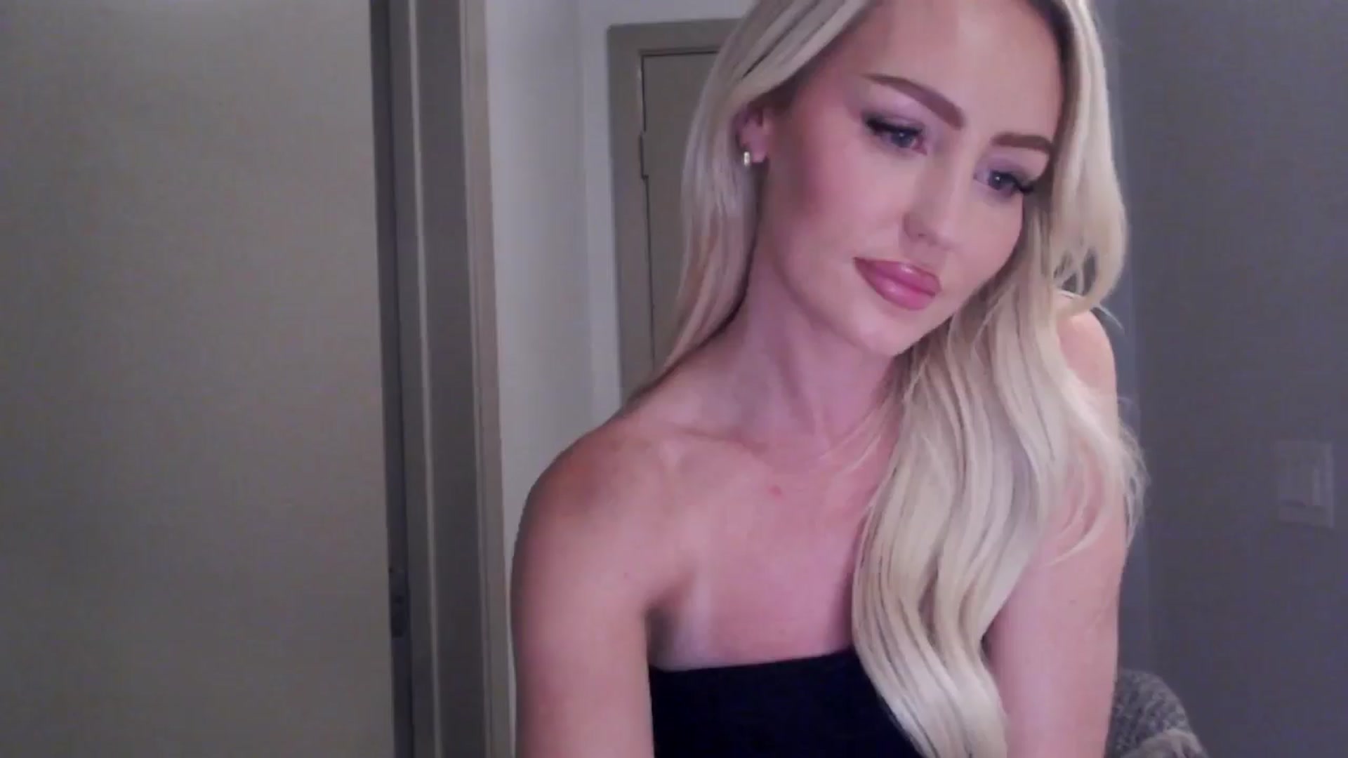 Gallery image thumbnail from Officialelsa's myfreecams stream on, 07/30/2024, 22:28 image 11 of 20