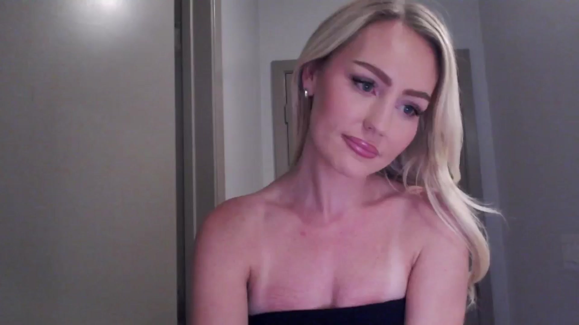 Gallery image thumbnail from Officialelsa's myfreecams stream on, 07/30/2024, 22:28 image 1 of 20