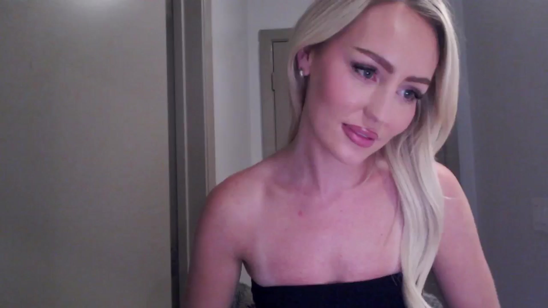 Gallery image thumbnail from Officialelsa's myfreecams stream on, 07/30/2024, 22:28 image 4 of 20