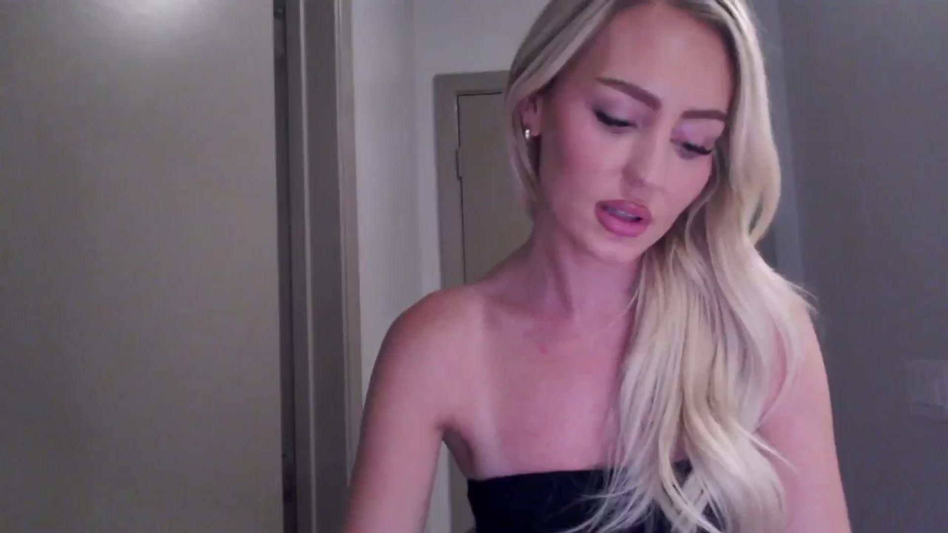 Gallery image thumbnail from Officialelsa's myfreecams stream on, 07/30/2024, 22:28 image 16 of 20