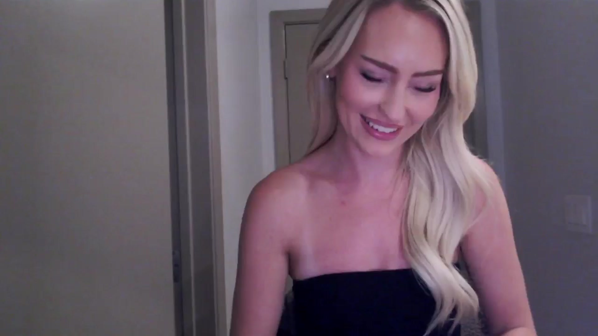 Gallery image thumbnail from Officialelsa's myfreecams stream on, 07/30/2024, 22:28 image 10 of 20