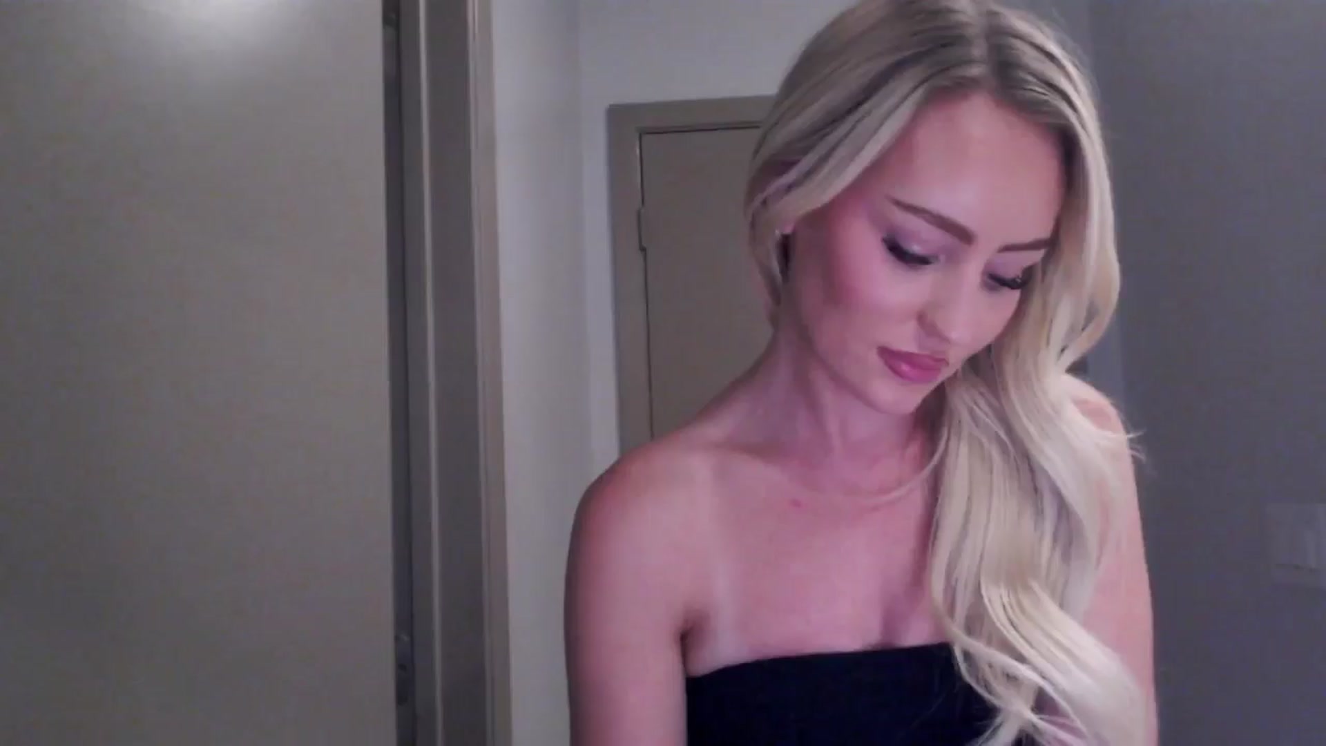 Gallery image thumbnail from Officialelsa's myfreecams stream on, 07/30/2024, 22:28 image 18 of 20