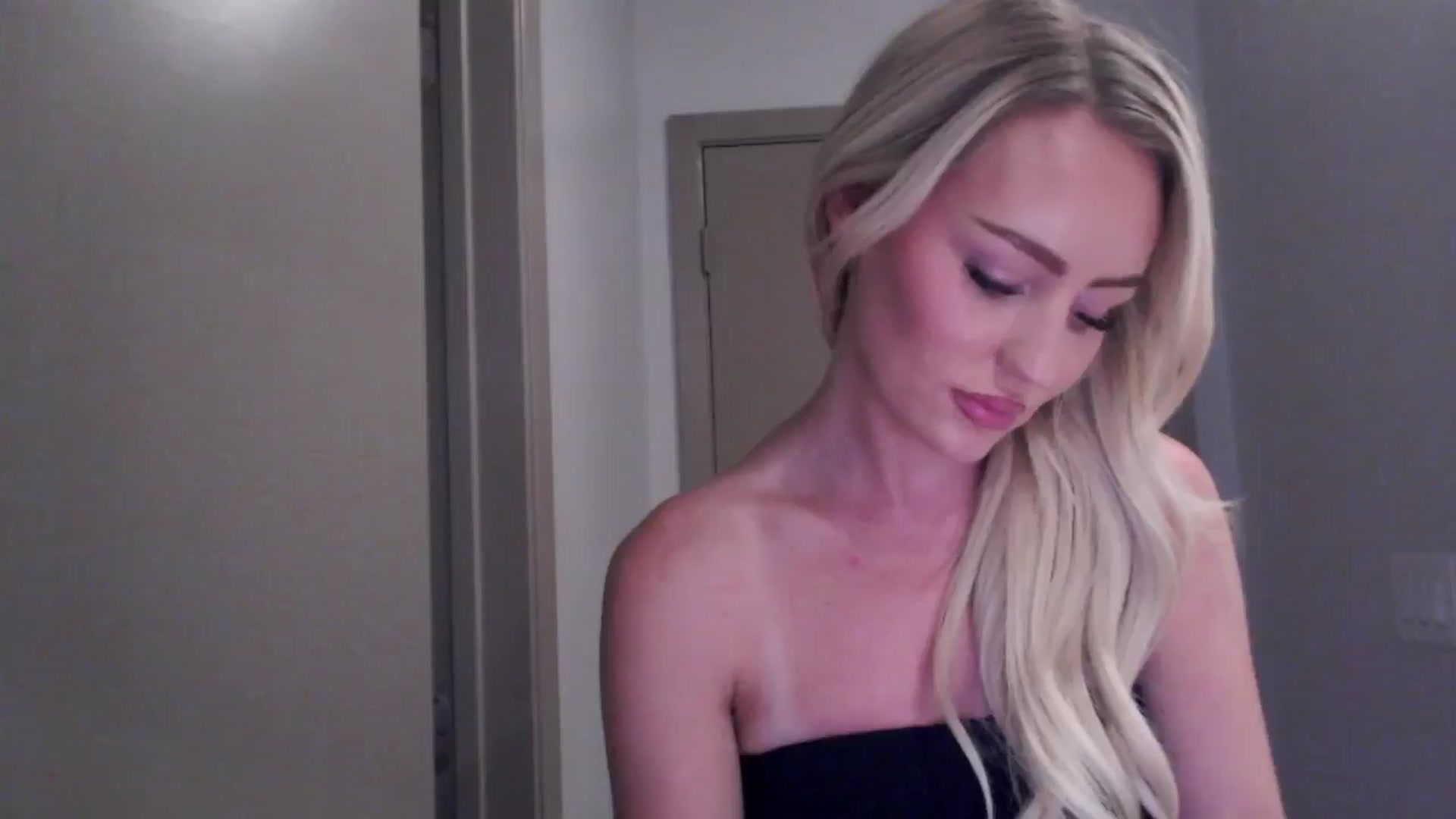 Gallery image thumbnail from Officialelsa's myfreecams stream on, 07/30/2024, 22:28 image 19 of 20