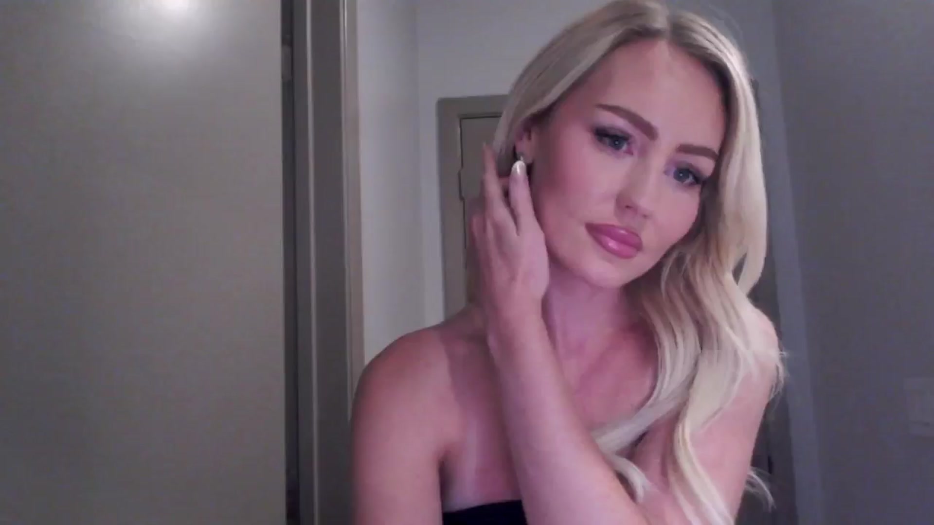 Gallery image thumbnail from Officialelsa's myfreecams stream on, 07/30/2024, 22:28 image 2 of 20