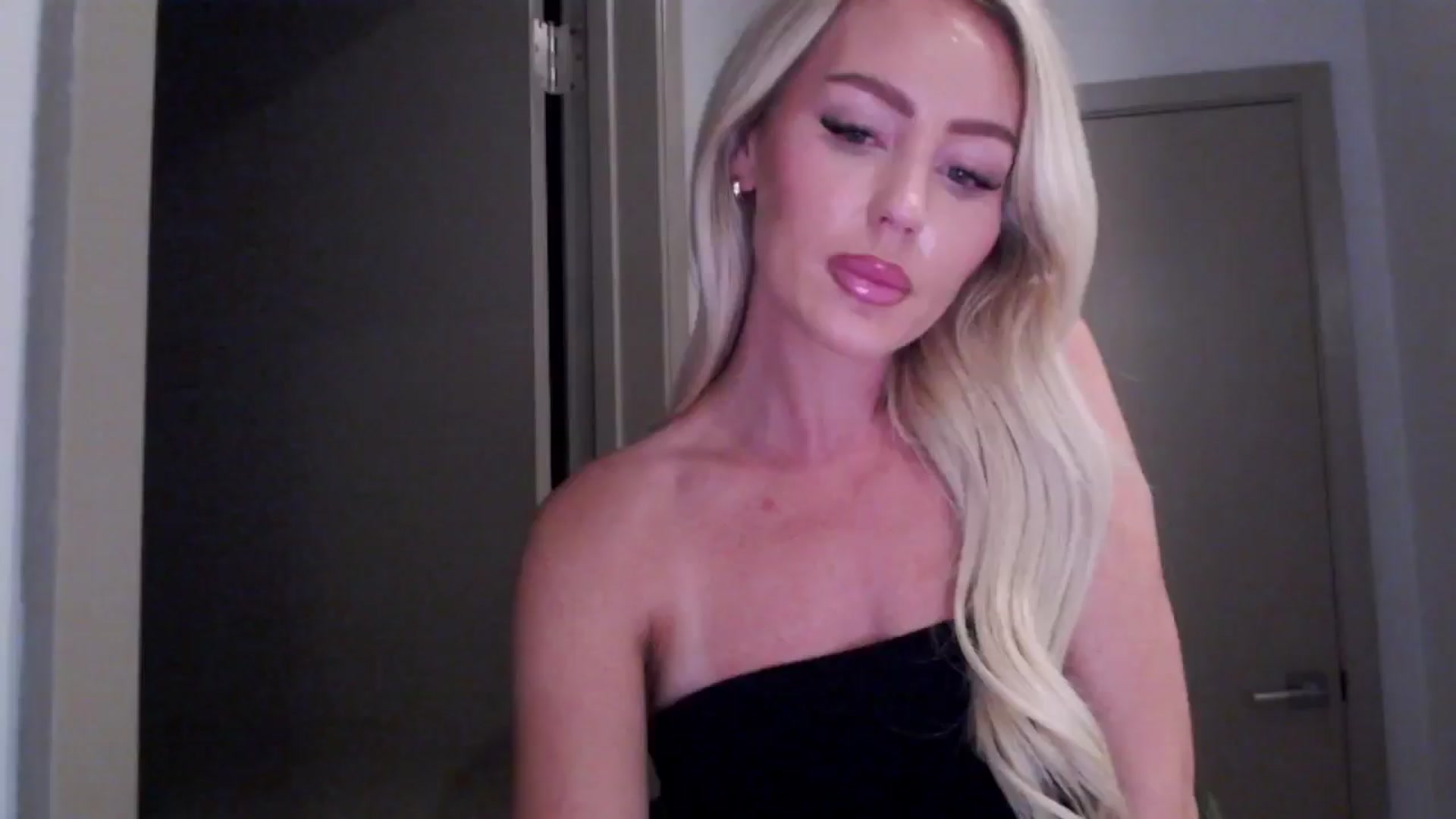Gallery image thumbnail from Officialelsa's myfreecams stream on, 07/31/2024, 04:36 image 10 of 20