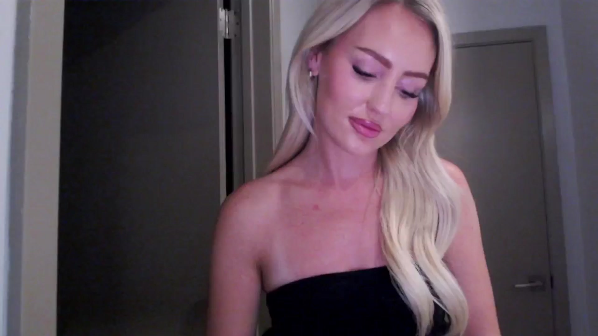 Gallery image thumbnail from Officialelsa's myfreecams stream on, 07/31/2024, 04:36 image 11 of 20