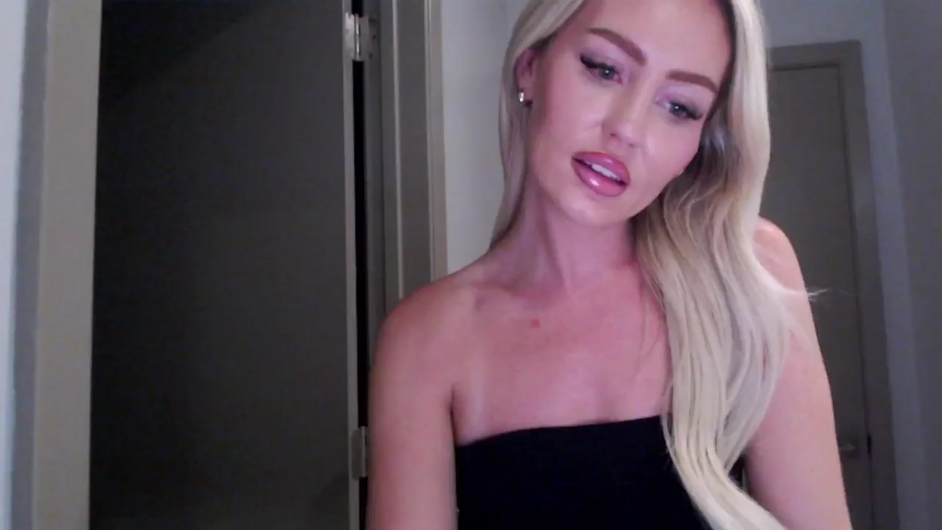 Gallery image thumbnail from Officialelsa's myfreecams stream on, 07/31/2024, 04:36 image 13 of 20