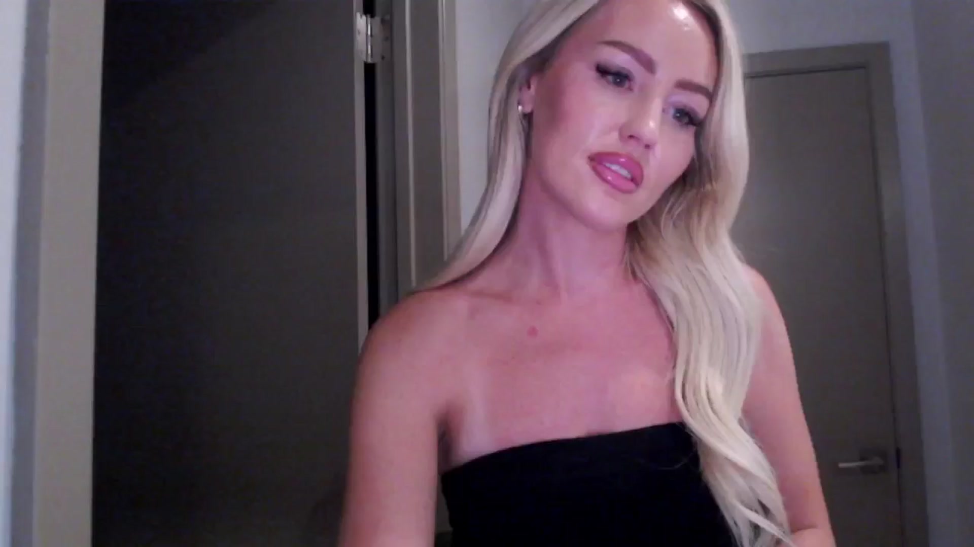Gallery image thumbnail from Officialelsa's myfreecams stream on, 07/31/2024, 04:36 image 9 of 20