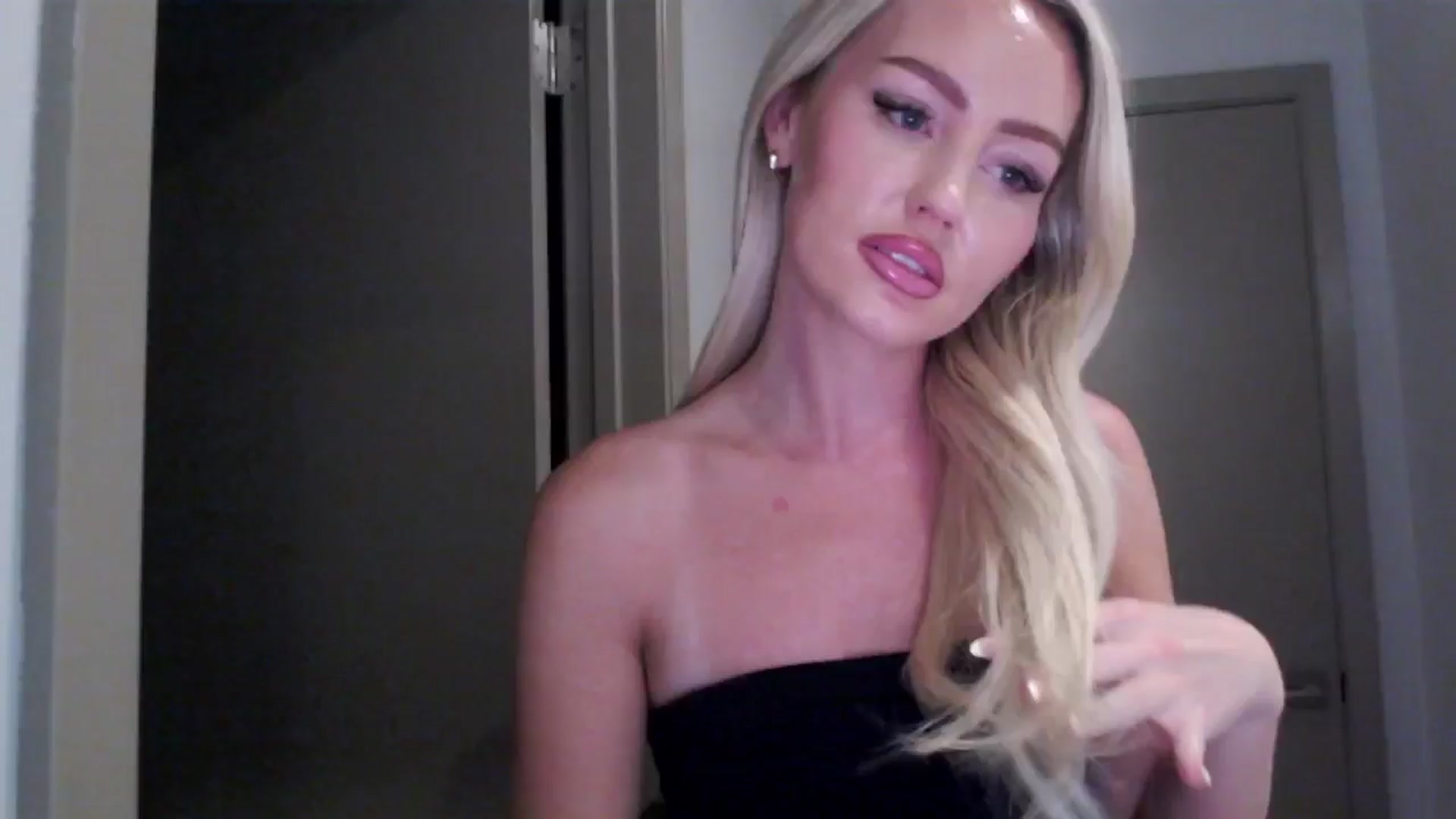 Gallery image thumbnail from Officialelsa's myfreecams stream on, 07/31/2024, 04:36 image 14 of 20