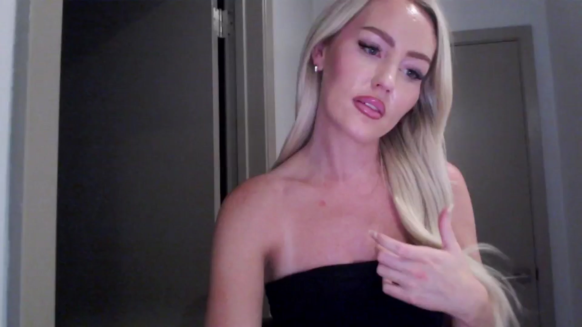 Gallery image thumbnail from Officialelsa's myfreecams stream on, 07/31/2024, 04:36 image 15 of 20