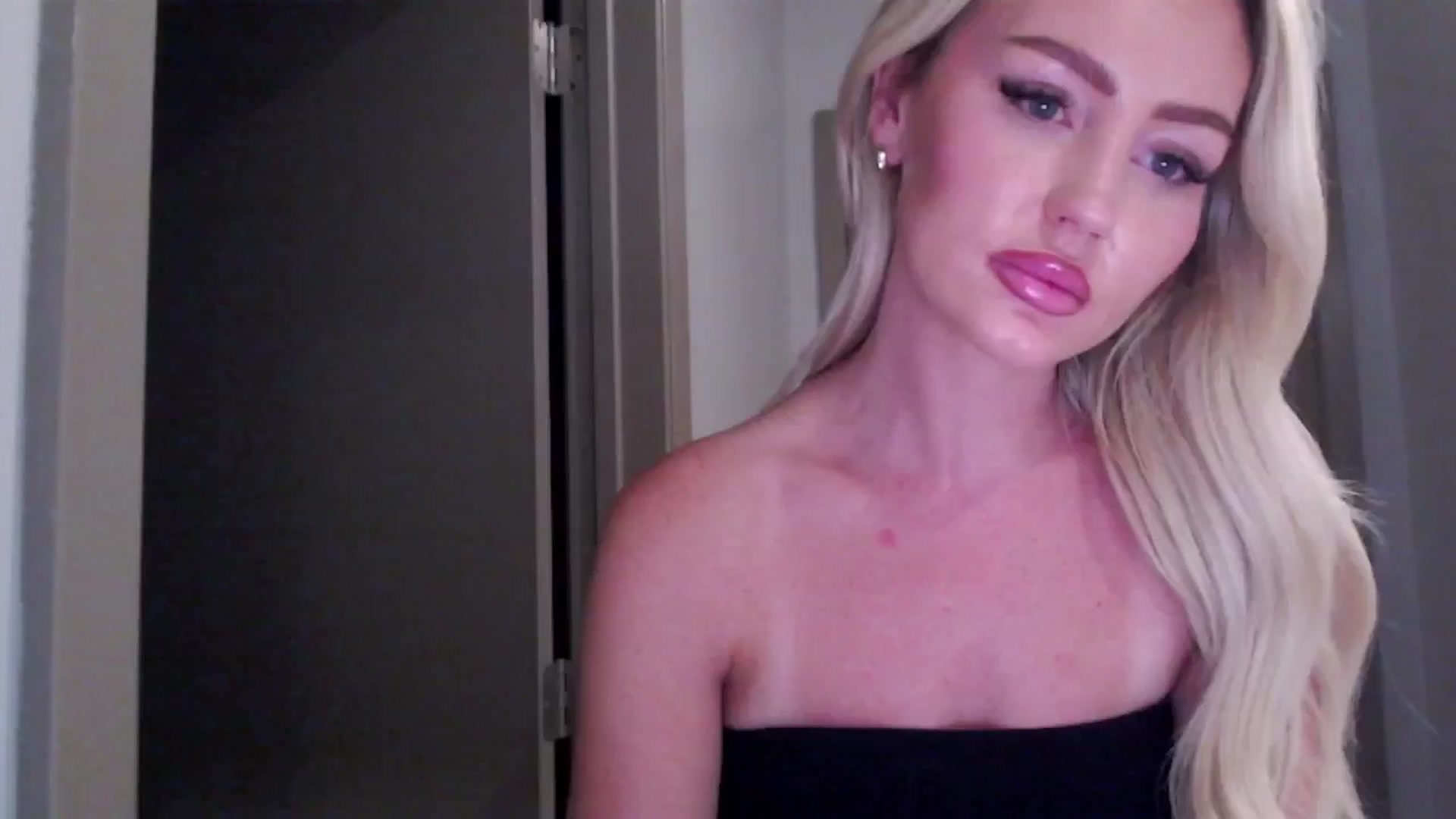 Gallery image thumbnail from Officialelsa's myfreecams stream on, 07/31/2024, 04:36 image 19 of 20