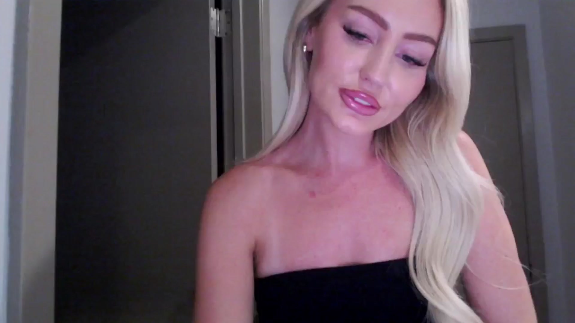 Gallery image thumbnail from Officialelsa's myfreecams stream on, 07/31/2024, 04:36 image 8 of 20