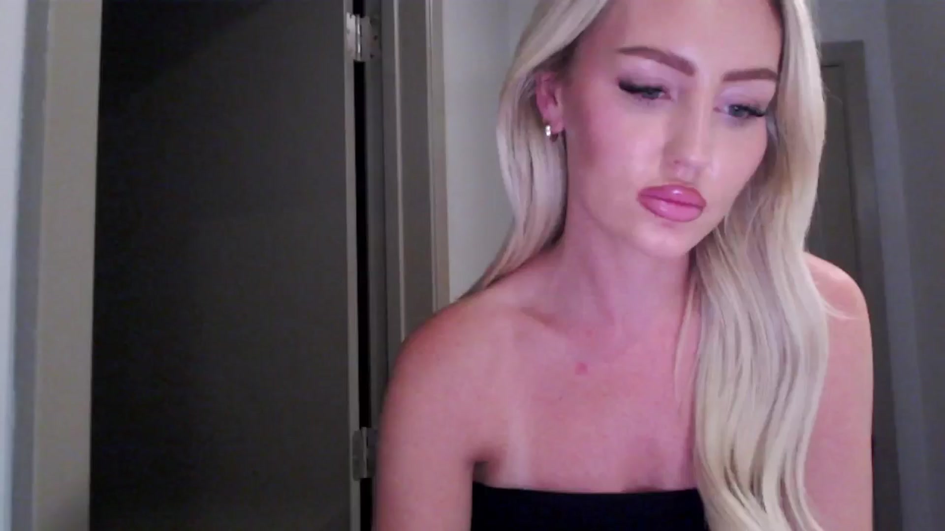 Gallery image thumbnail from Officialelsa's myfreecams stream on, 07/31/2024, 04:36 image 12 of 20