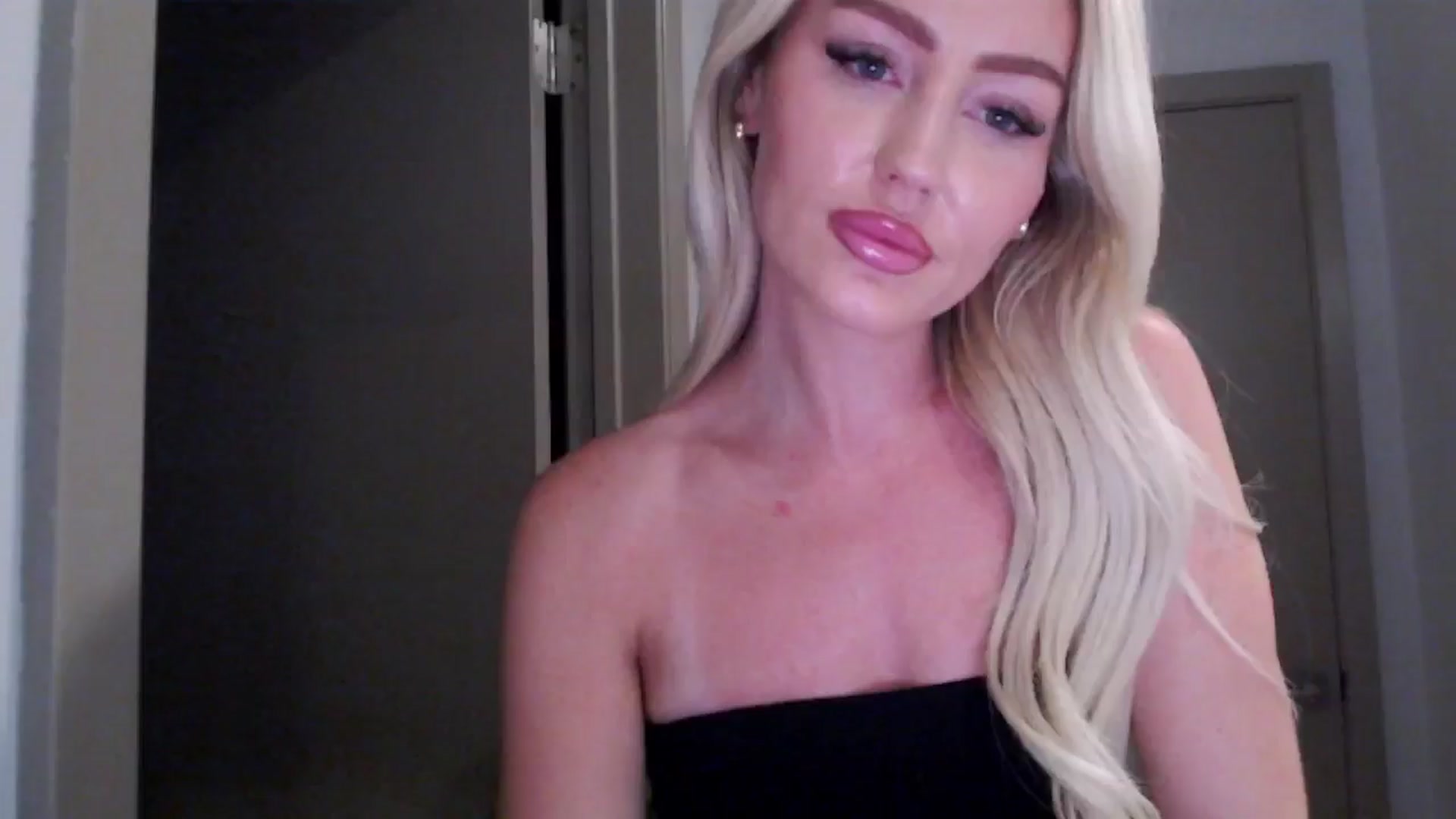 Gallery image thumbnail from Officialelsa's myfreecams stream on, 07/31/2024, 04:36 image 7 of 20
