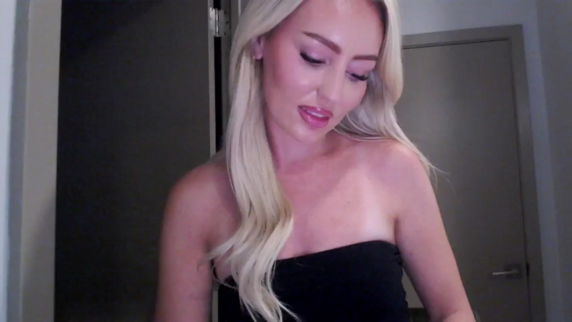 Gallery image thumbnail from Officialelsa's myfreecams stream on, 07/31/2024, 04:36 image 6 of 20