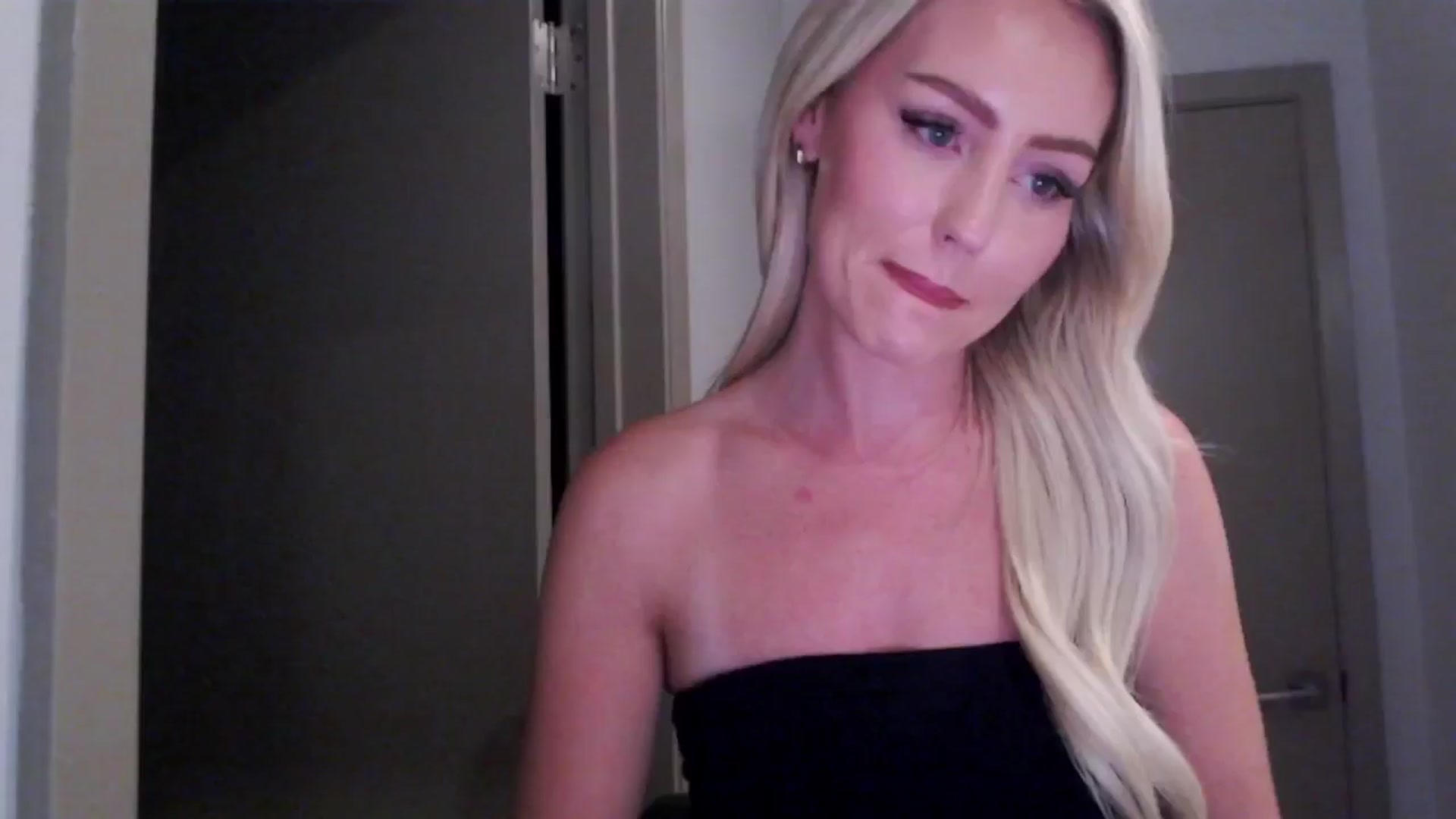 Gallery image thumbnail from Officialelsa's myfreecams stream on, 07/31/2024, 04:36 image 16 of 20
