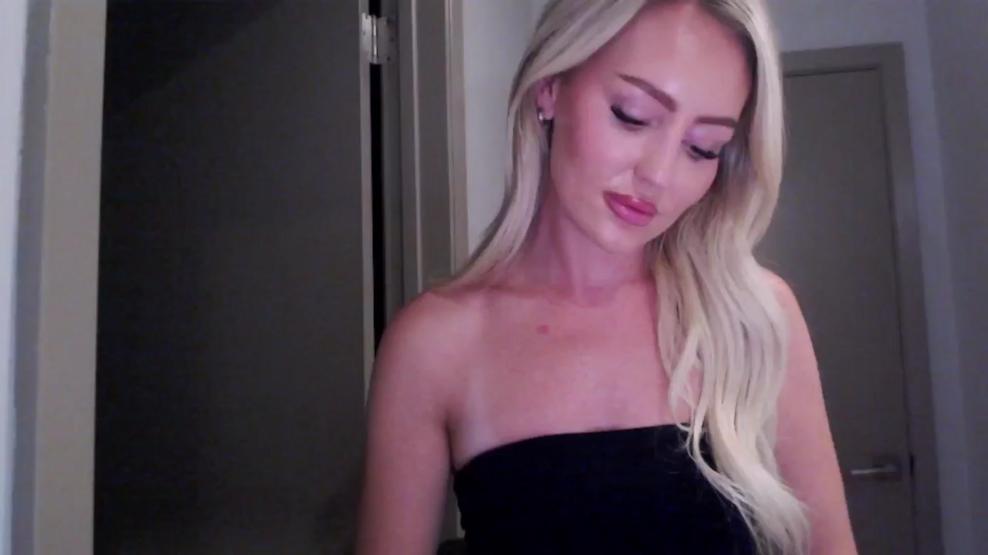 Gallery image thumbnail from Officialelsa's myfreecams stream on, 07/31/2024, 04:36 image 20 of 20