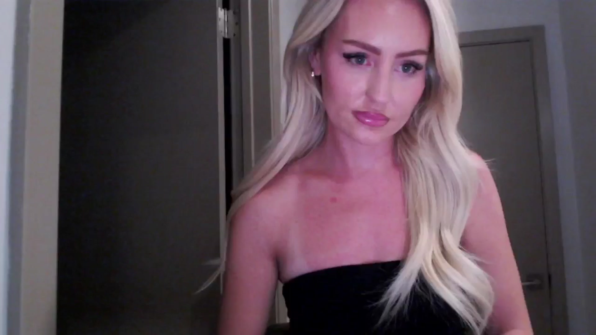 Gallery image thumbnail from Officialelsa's myfreecams stream on, 07/31/2024, 04:36 image 3 of 20