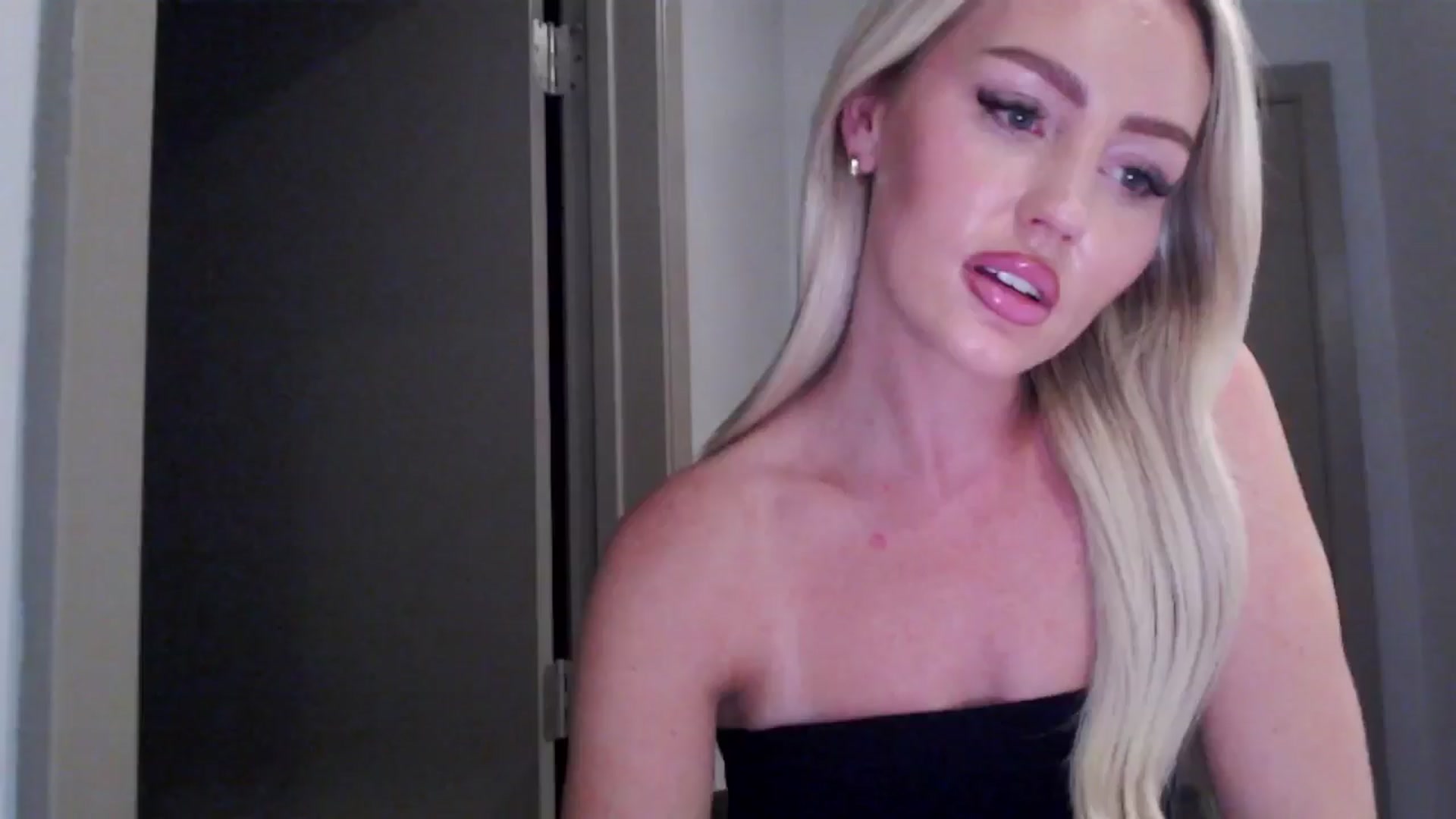 Gallery image thumbnail from Officialelsa's myfreecams stream on, 07/31/2024, 04:36 image 17 of 20