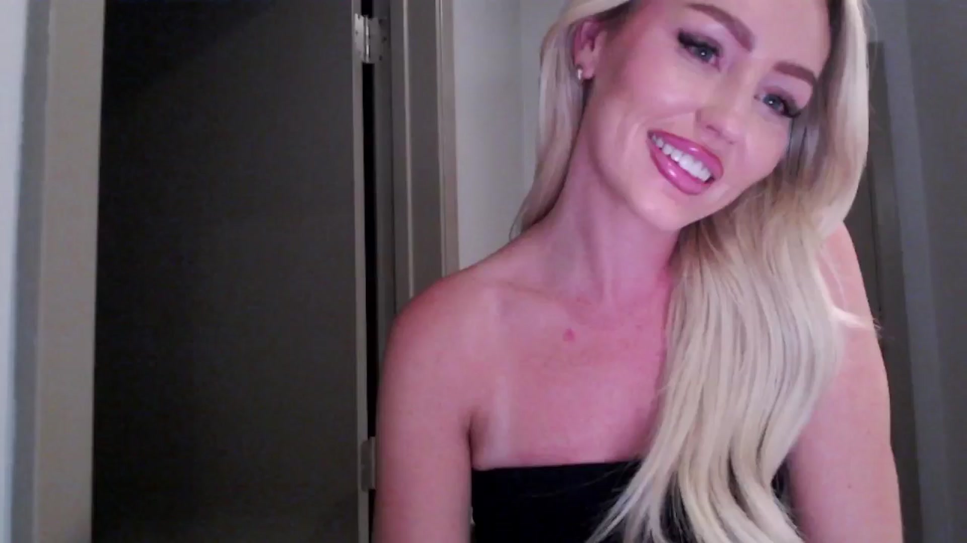 Gallery image thumbnail from Officialelsa's myfreecams stream on, 07/31/2024, 04:36 image 2 of 20