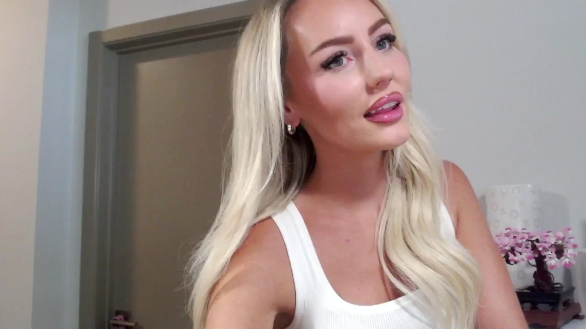 Gallery image thumbnail from Officialelsa's myfreecams stream on, 08/01/2024, 22:52 image 15 of 20