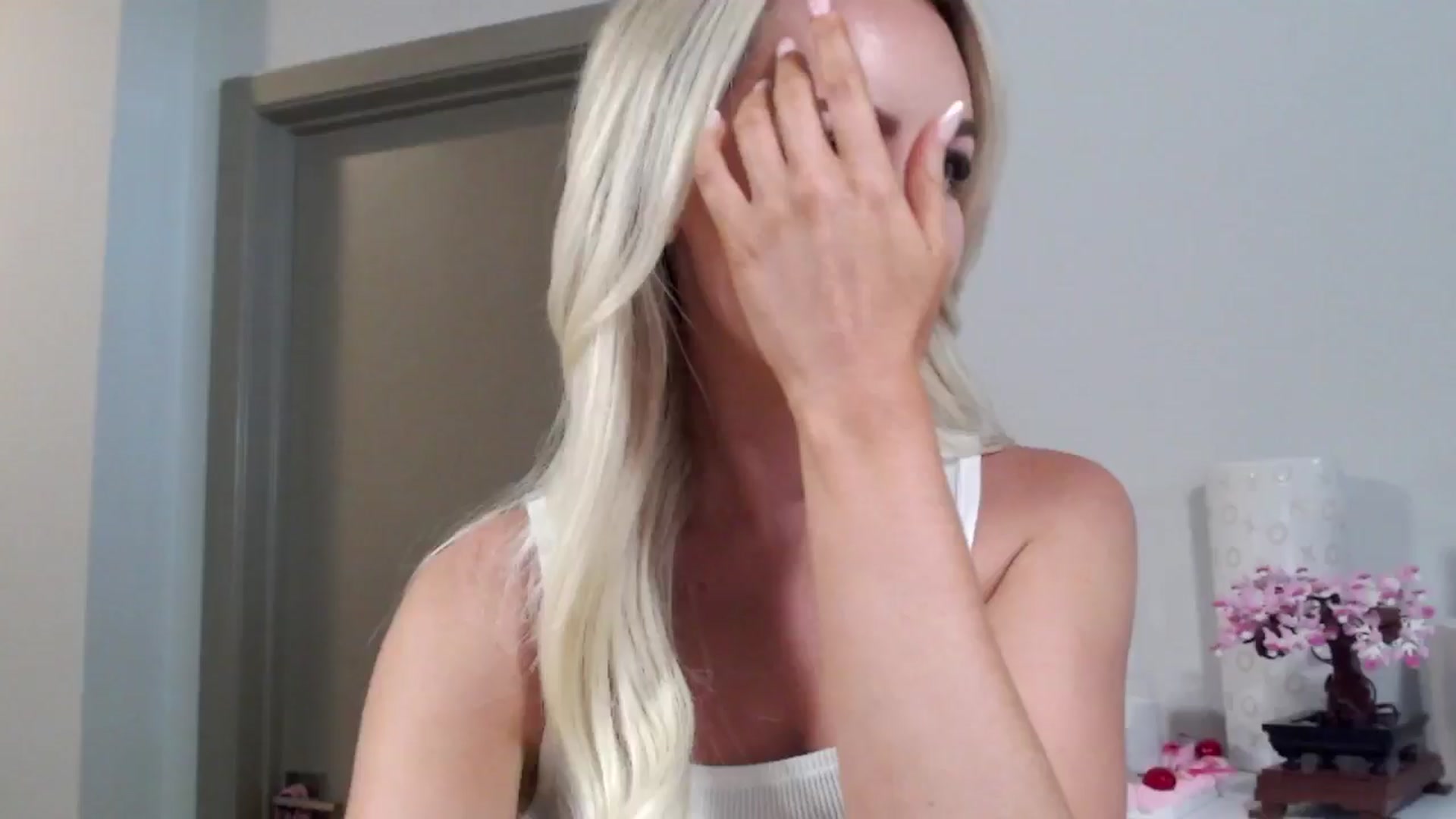 Gallery image thumbnail from Officialelsa's myfreecams stream on, 08/01/2024, 22:52 image 17 of 20