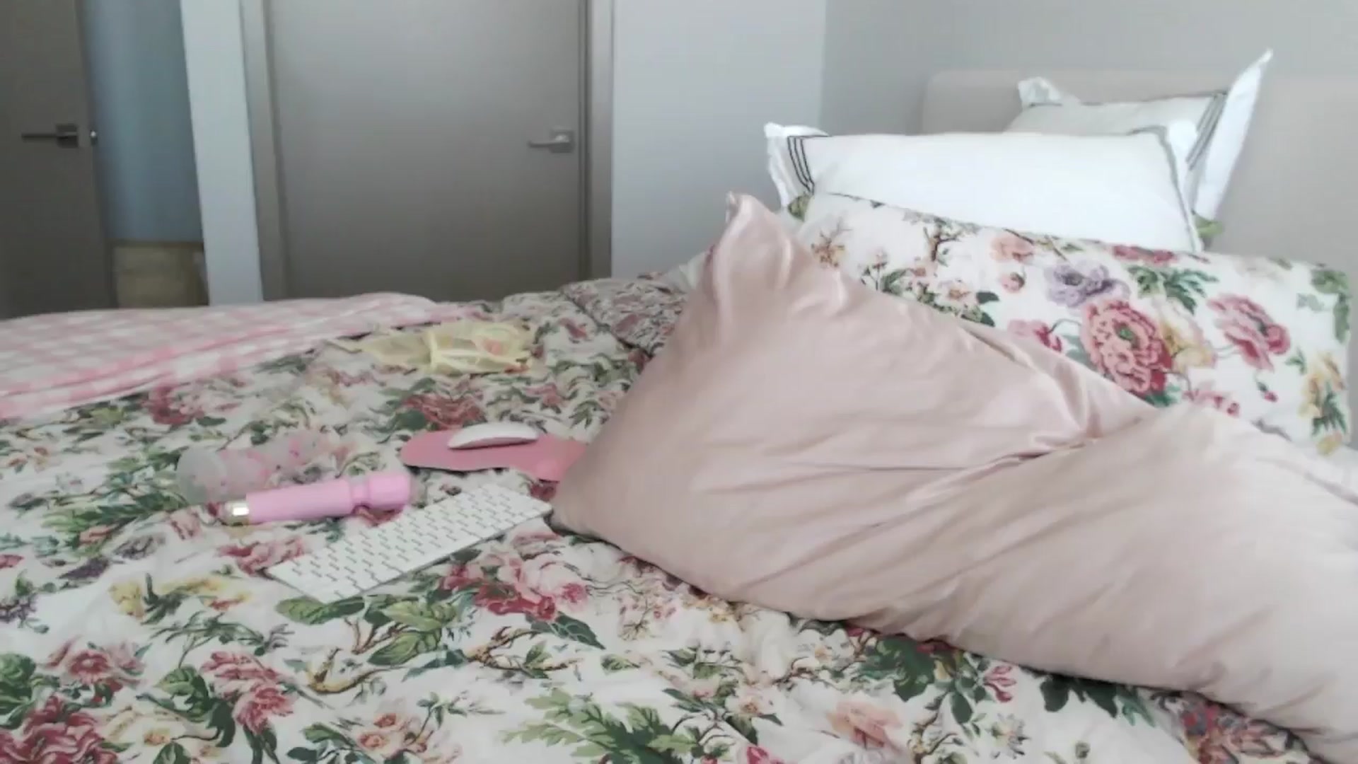 Gallery image thumbnail from Officialelsa's myfreecams stream on, 08/16/2024, 21:59 image 17 of 20