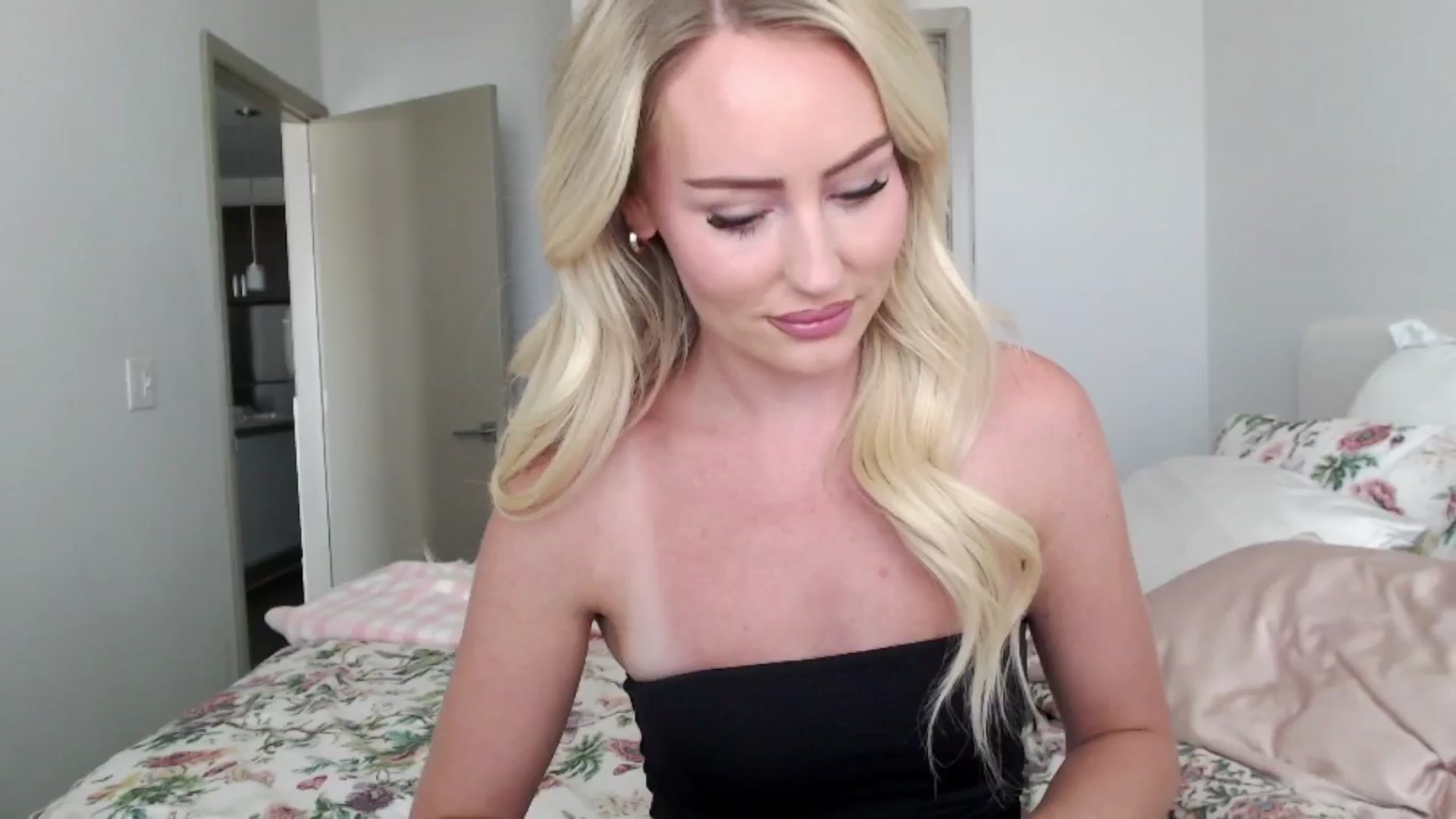 Gallery image thumbnail from Officialelsa's myfreecams stream on, 08/17/2024, 21:18 image 1 of 20