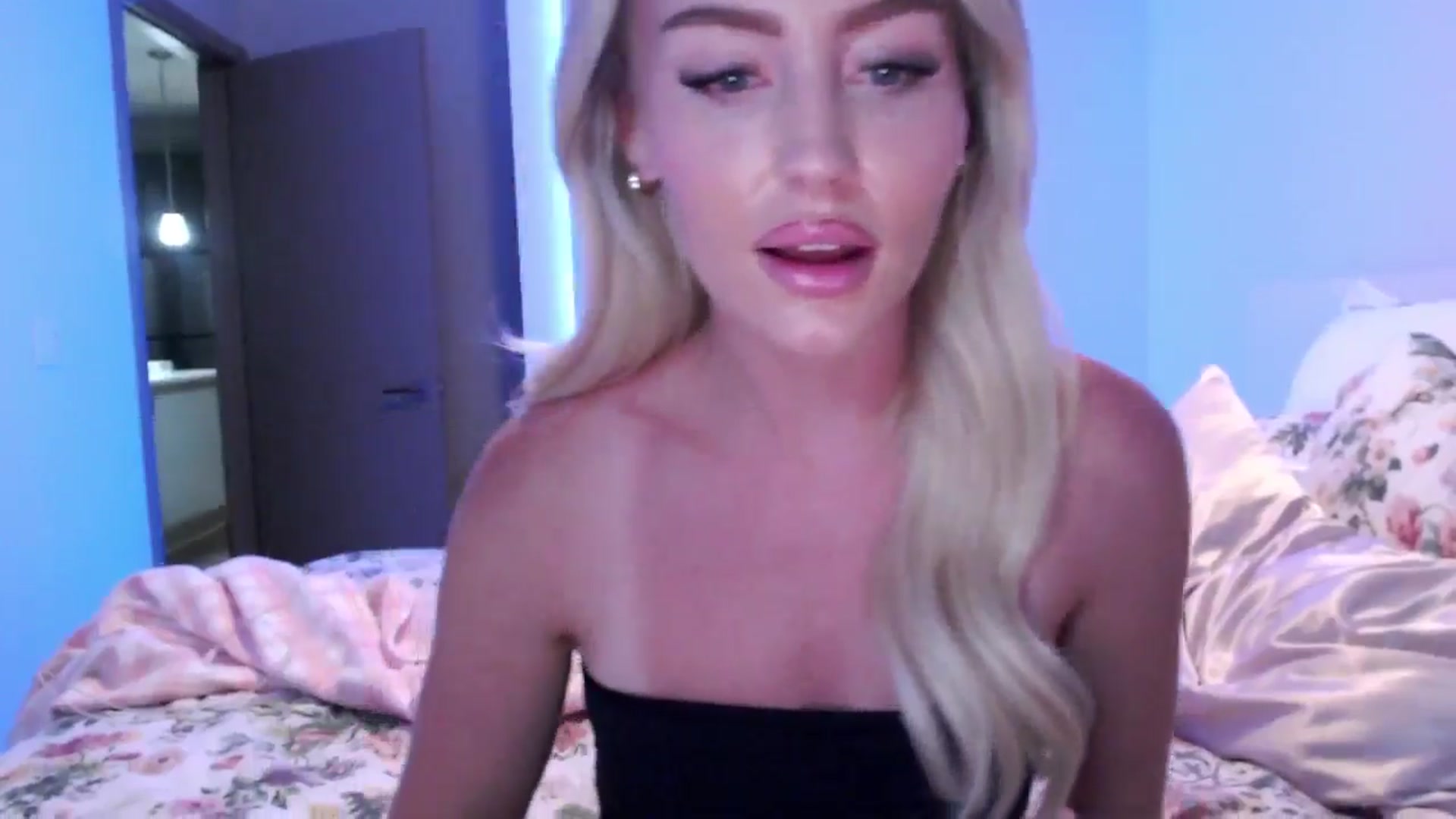 Gallery image thumbnail from Officialelsa's myfreecams stream on, 08/18/2024, 03:45 image 13 of 20