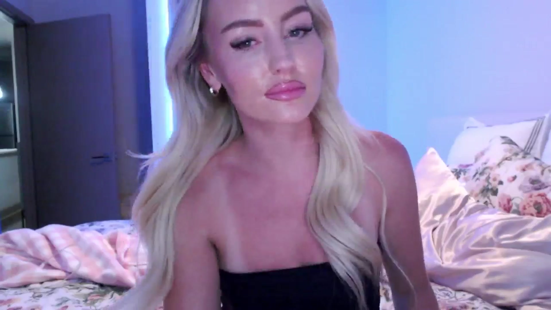 Gallery image thumbnail from Officialelsa's myfreecams stream on, 08/18/2024, 03:45 image 16 of 20