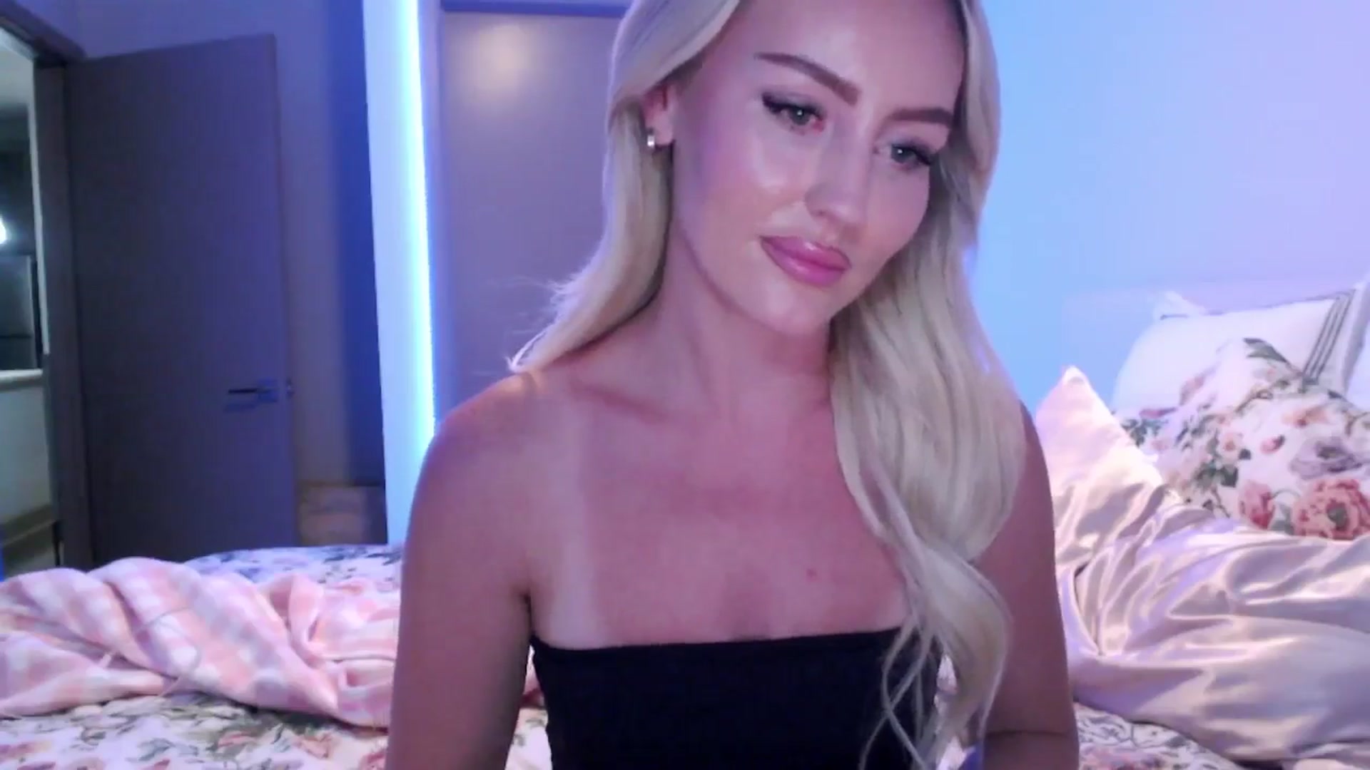 Gallery image thumbnail from Officialelsa's myfreecams stream on, 08/18/2024, 03:45 image 15 of 20