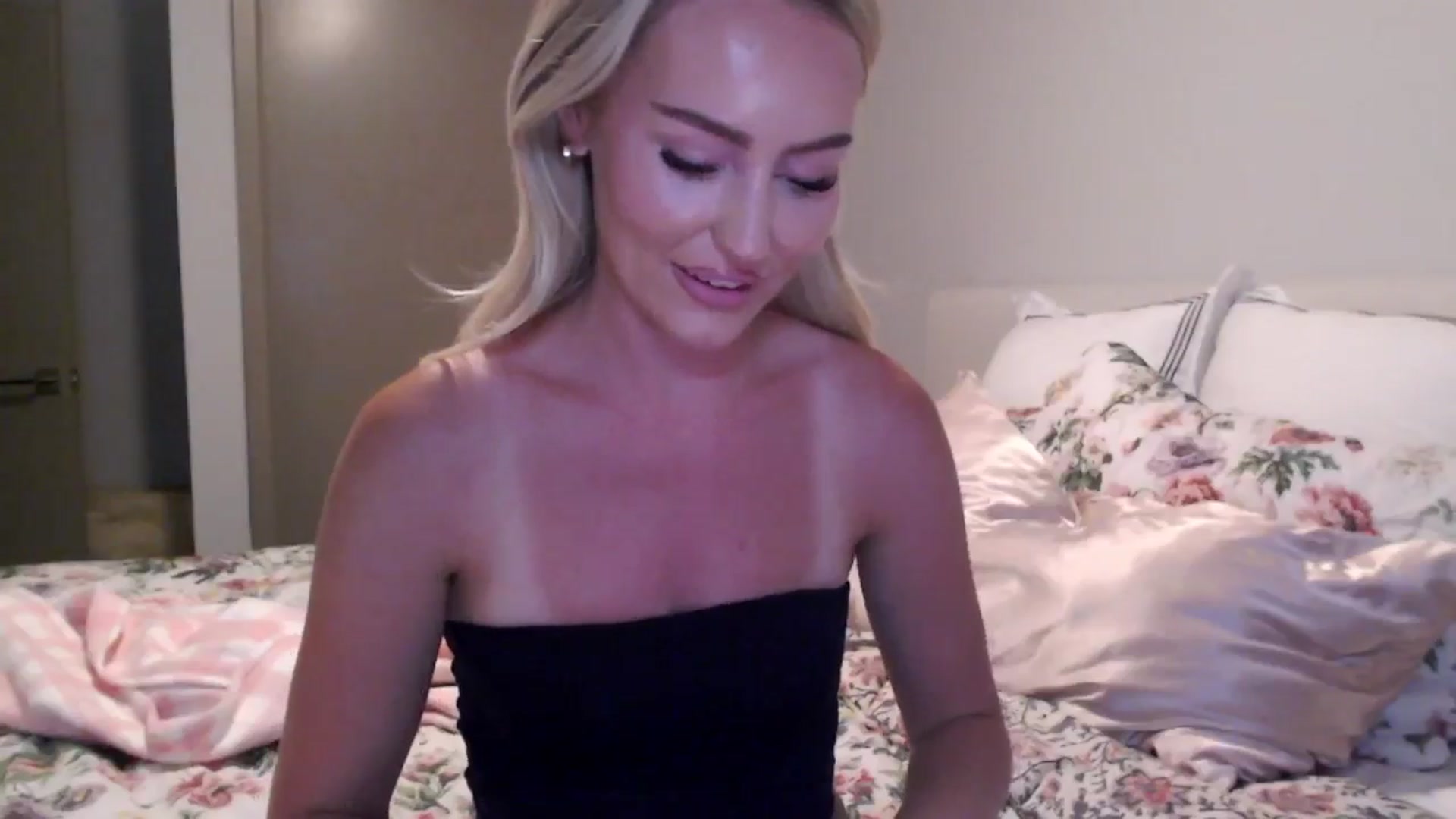 Gallery image thumbnail from Officialelsa's myfreecams stream on, 08/18/2024, 03:45 image 3 of 20