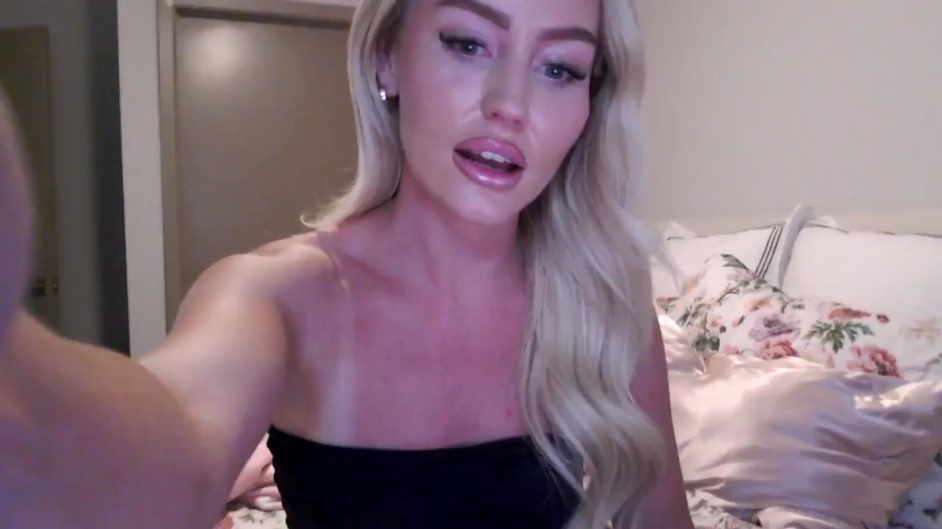 Gallery image thumbnail from Officialelsa's myfreecams stream on, 08/18/2024, 03:45 image 1 of 20